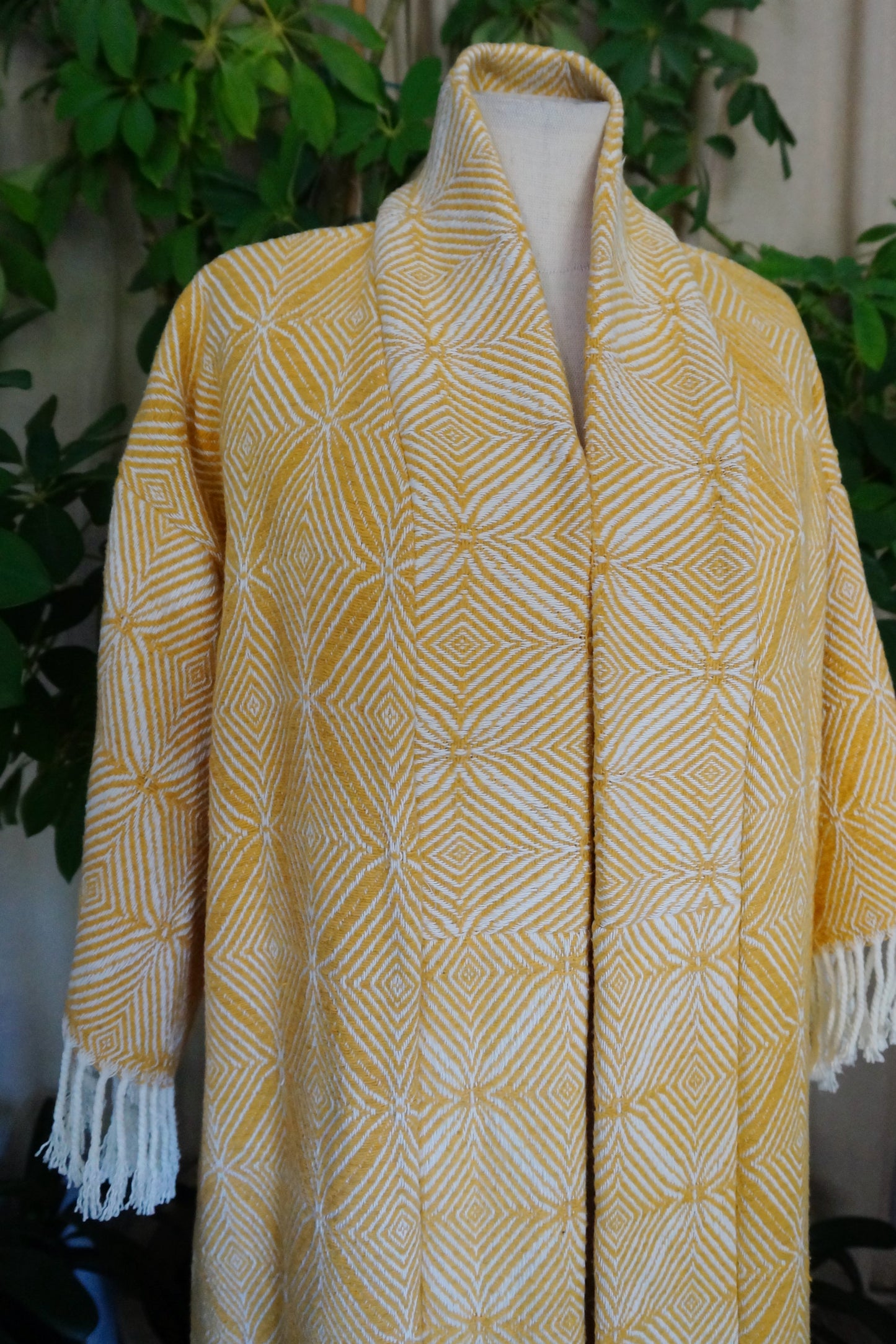 langer Kimono, weiß gelb gemoetrisches Muster, Loungewear, Unikat