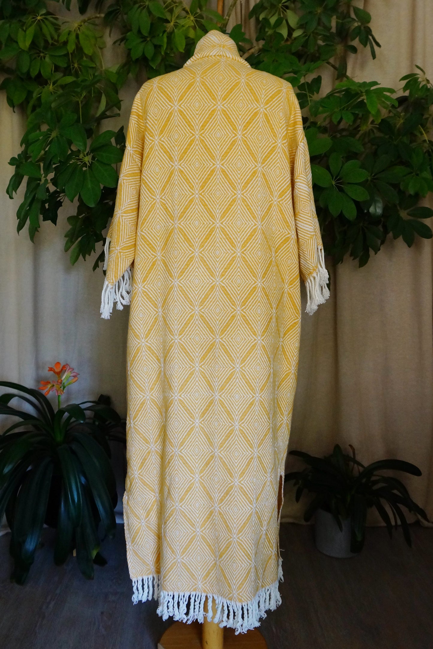 langer Kimono, weiß gelb gemoetrisches Muster, Loungewear, Unikat