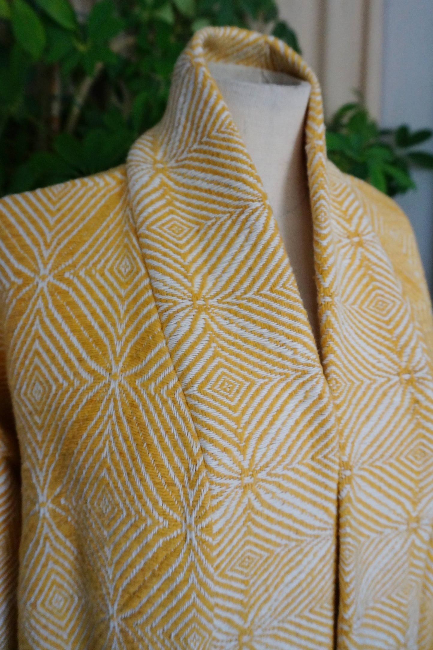 langer Kimono, weiß gelb gemoetrisches Muster, Loungewear, Unikat