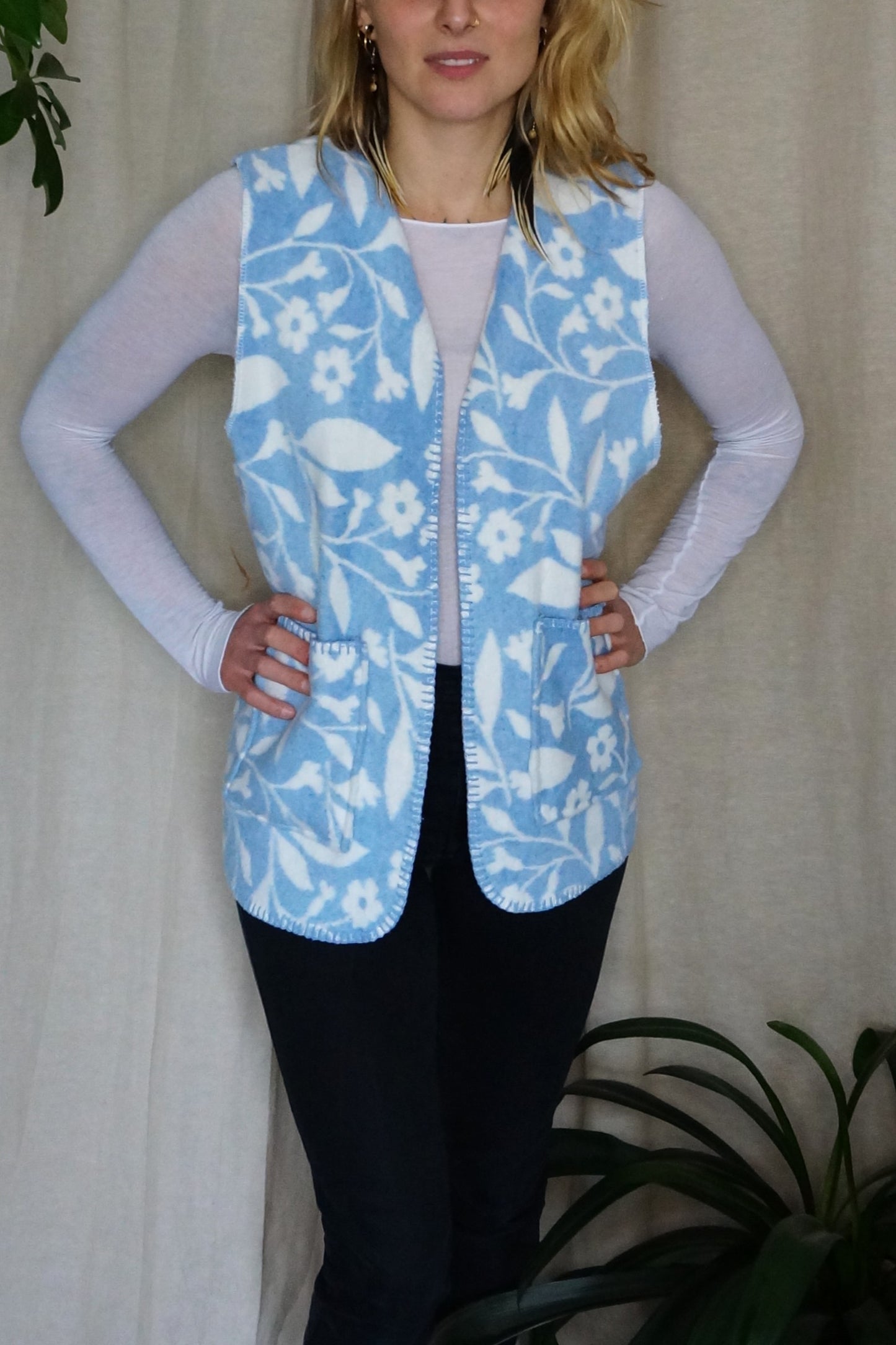 Breite Weste, blau weiß Blumenmuster, S-L, Unikat