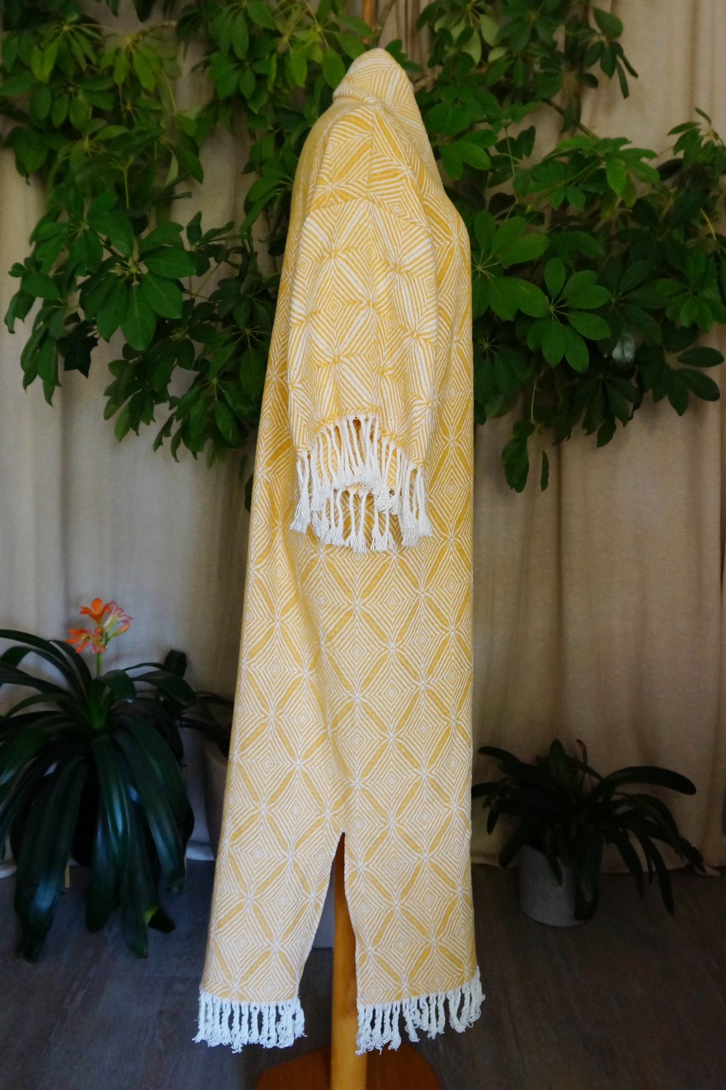 langer Kimono, weiß gelb gemoetrisches Muster, Loungewear, Unikat