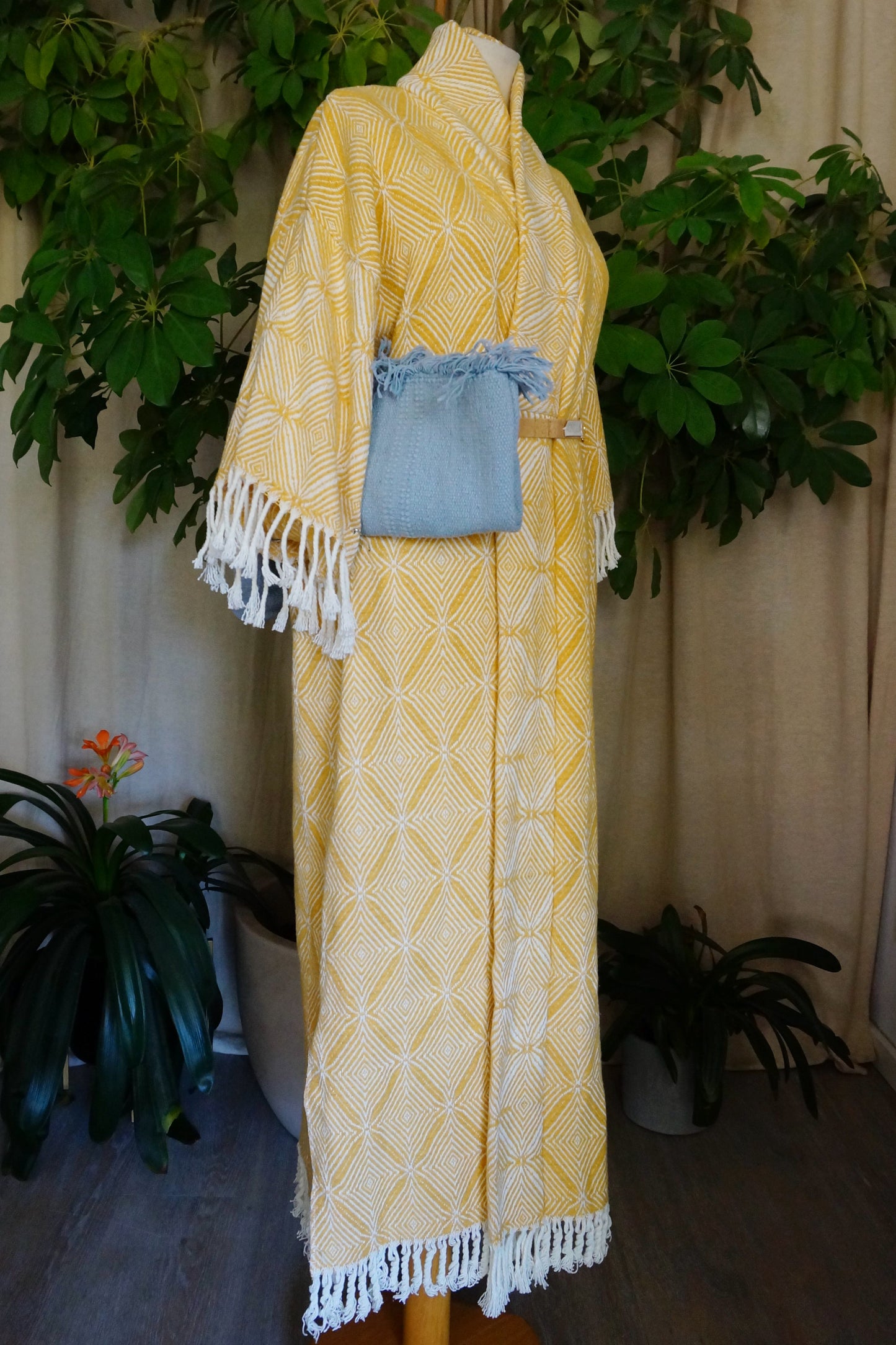 langer Kimono, weiß gelb gemoetrisches Muster, Loungewear, Unikat