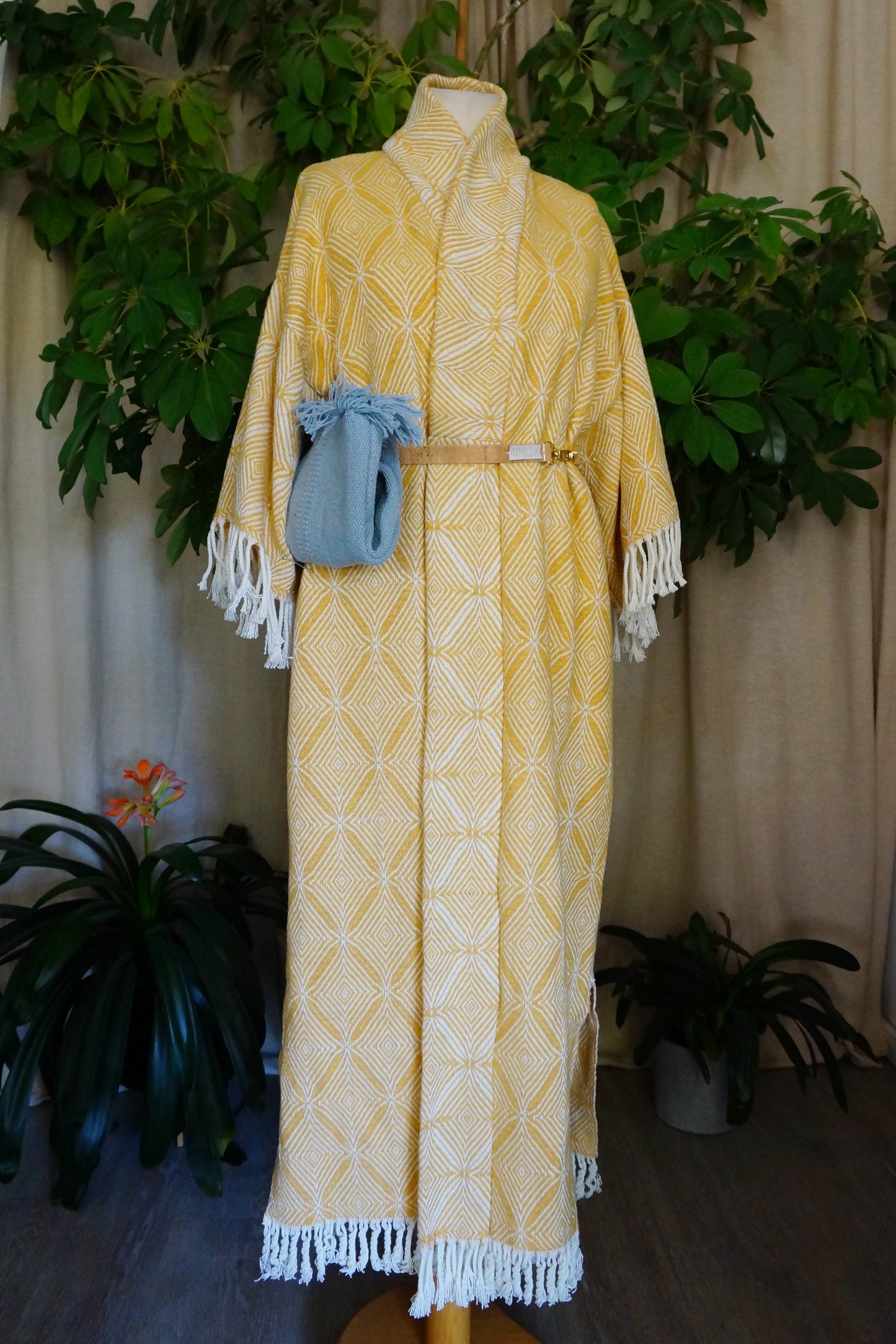 langer Kimono, weiß gelb gemoetrisches Muster, Loungewear, Unikat