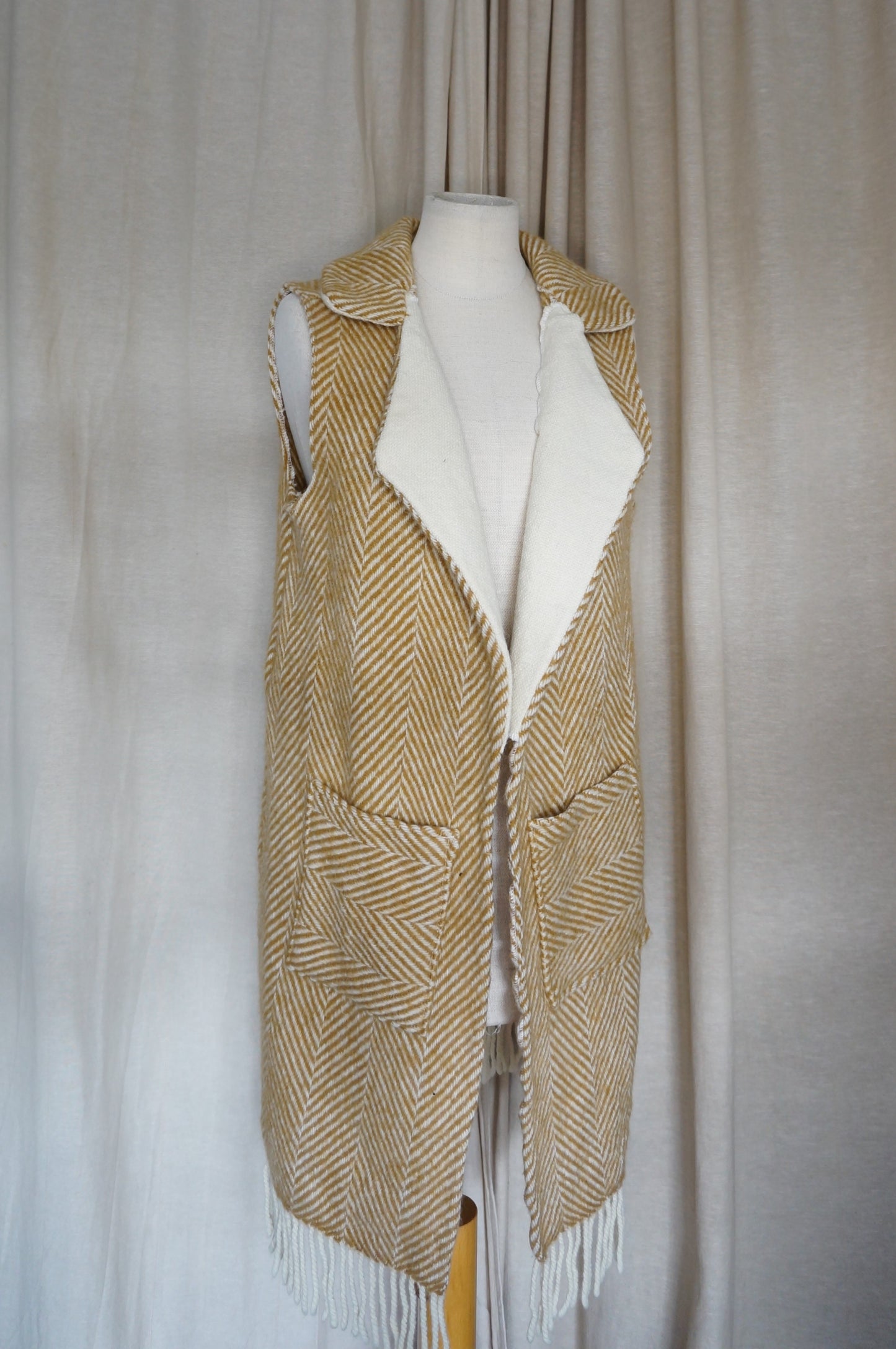 Lange Weste aus Wolle – Creme & Gold mit Ethnomuster | Unikat