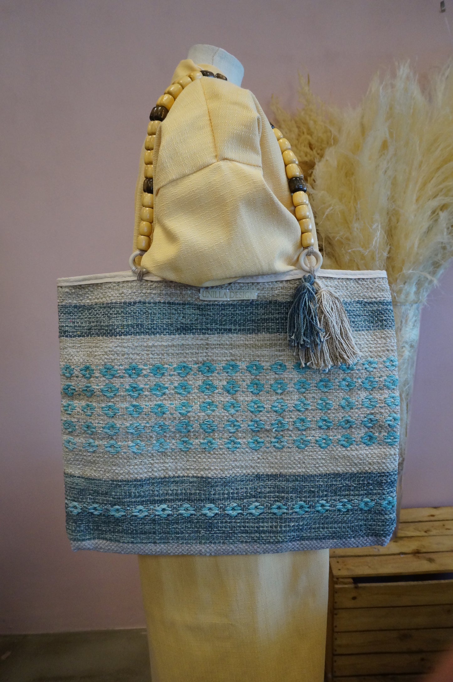 Shopper, Schultertasche aus Webstoff mit Holzperlen