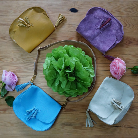Kleine Saddle Bag, Umhängetasche aus Leder mit Fransen