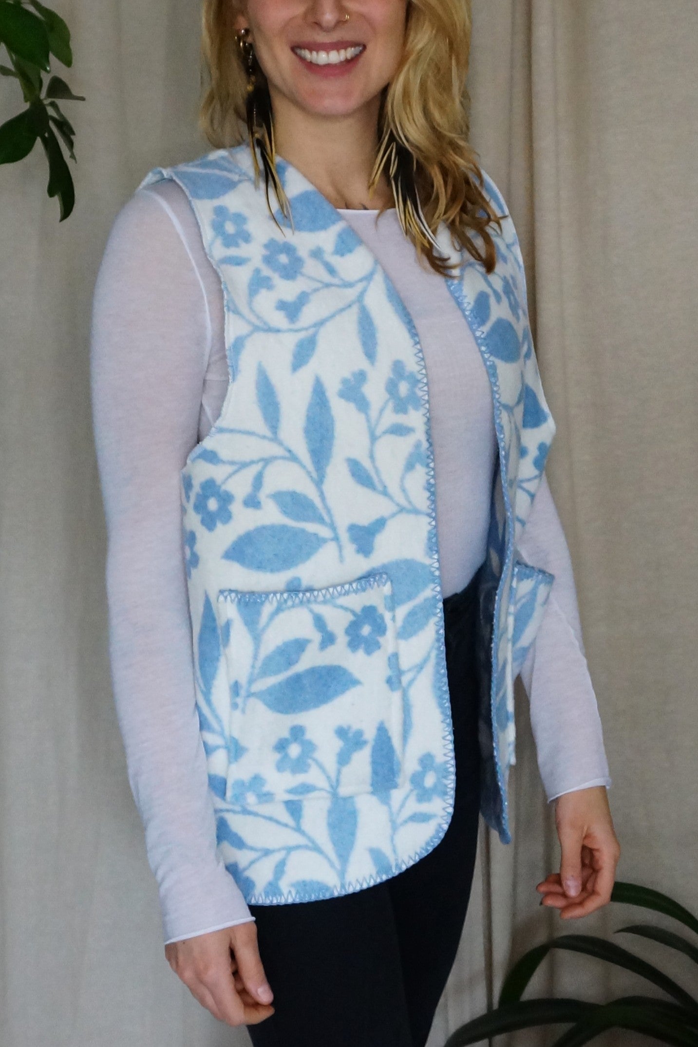 Breite Weste, weiß blau Blumenmuster, S-L, Unikat
