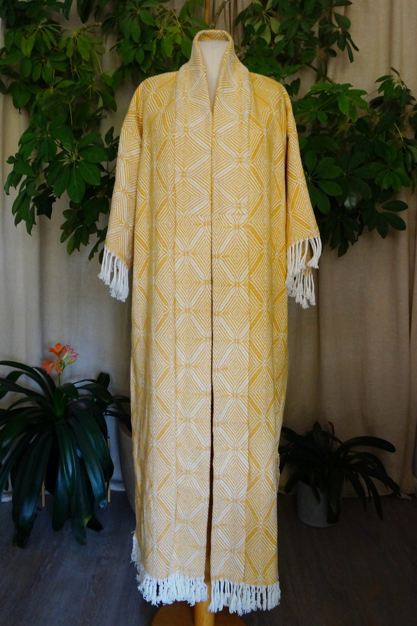 langer Kimono, weiß gelb gemoetrisches Muster, Loungewear, Unikat