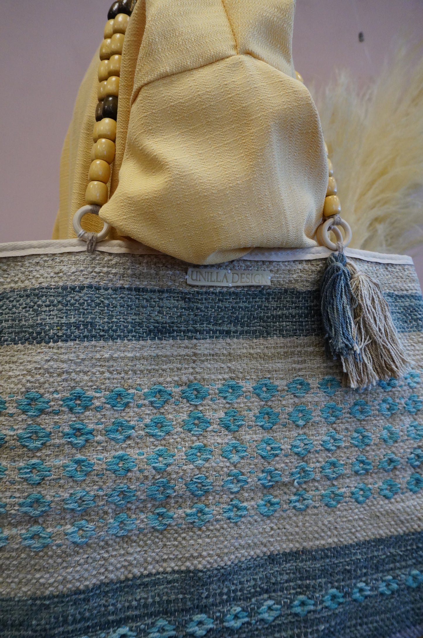 Shopper, Schultertasche aus Webstoff mit Holzperlen