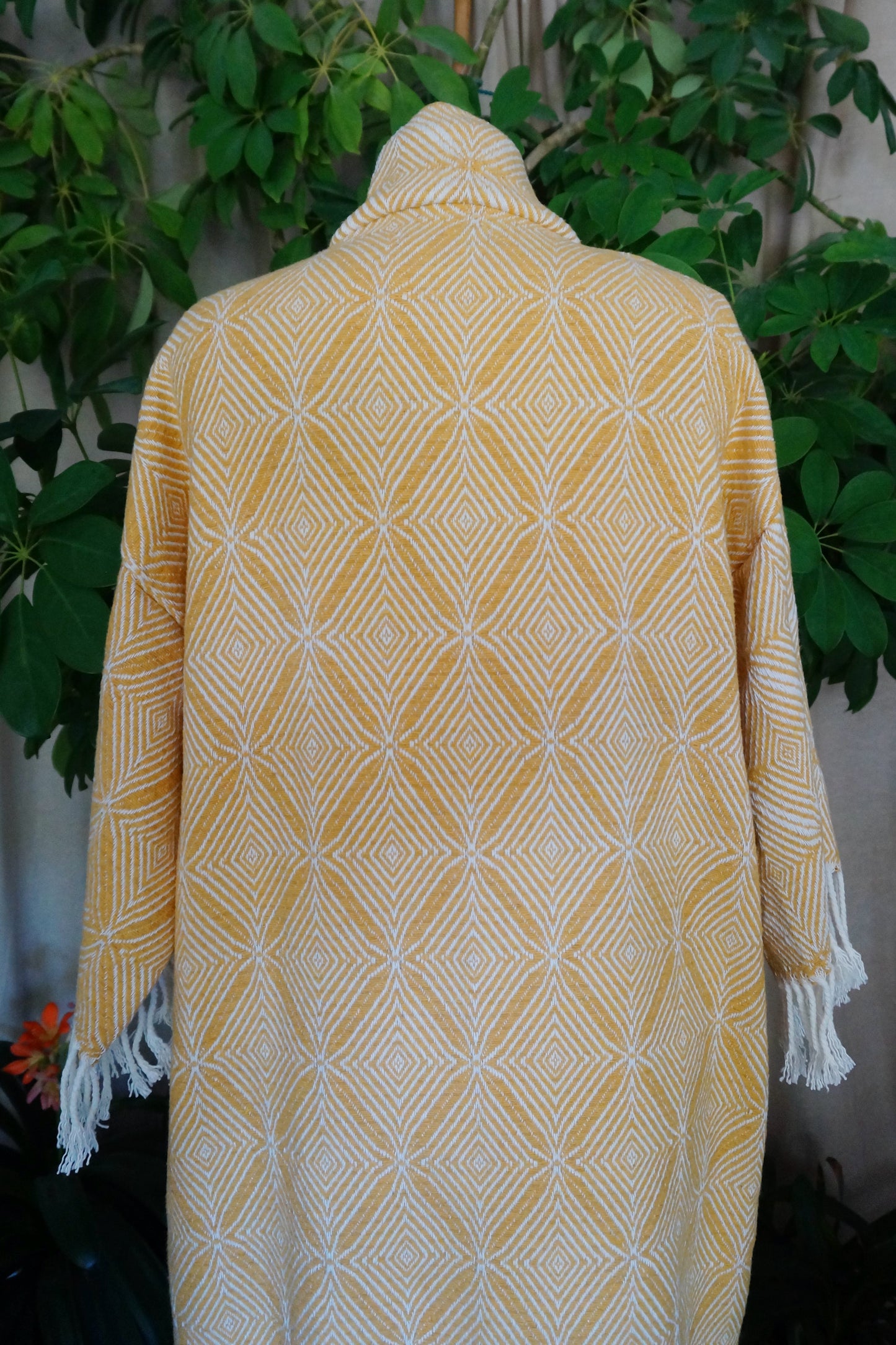 langer Kimono, weiß gelb gemoetrisches Muster, Loungewear, Unikat