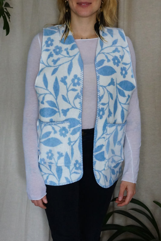 Breite Weste, weiß blau Blumenmuster, S-L, Unikat