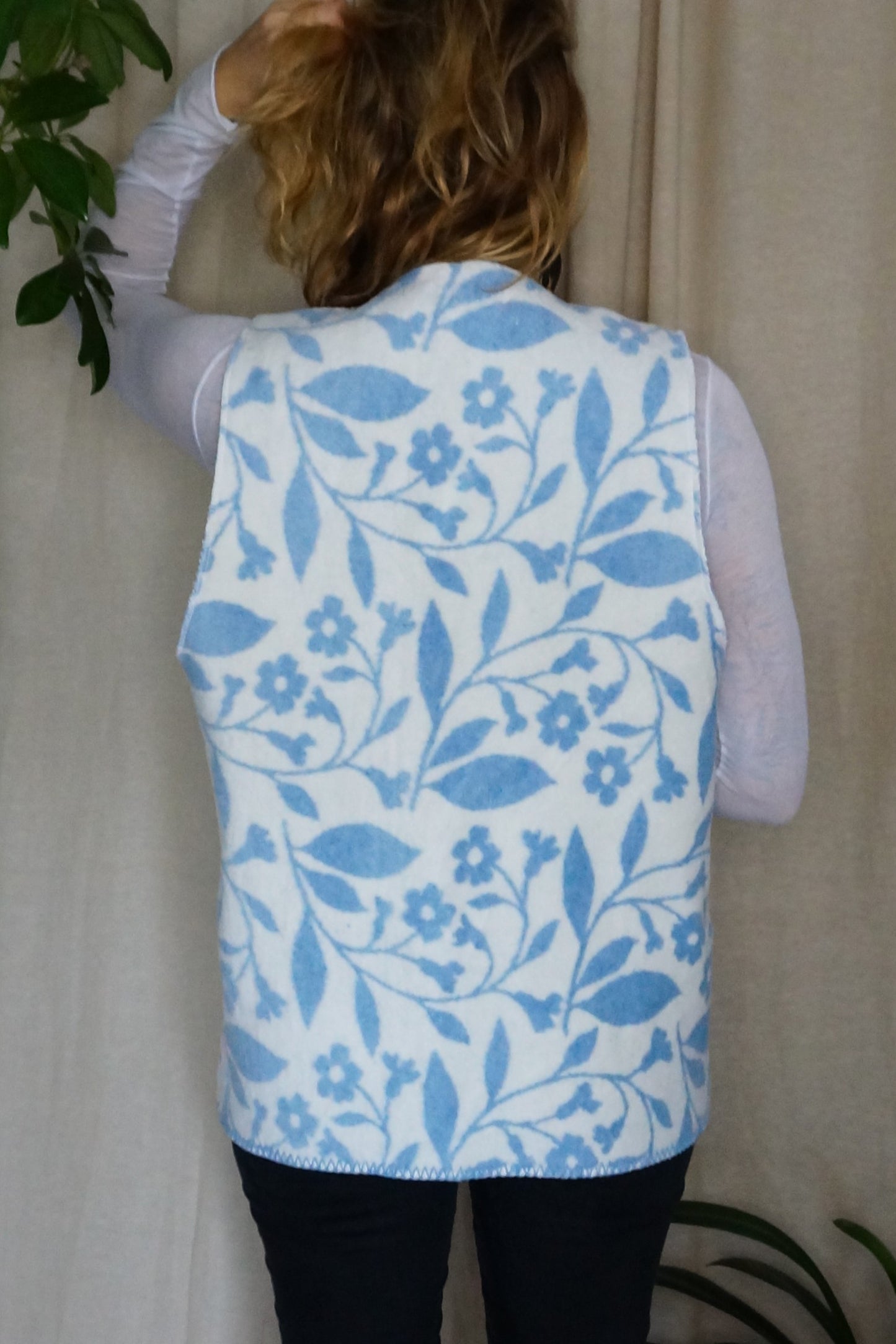 Breite Weste, weiß blau Blumenmuster, S-L, Unikat