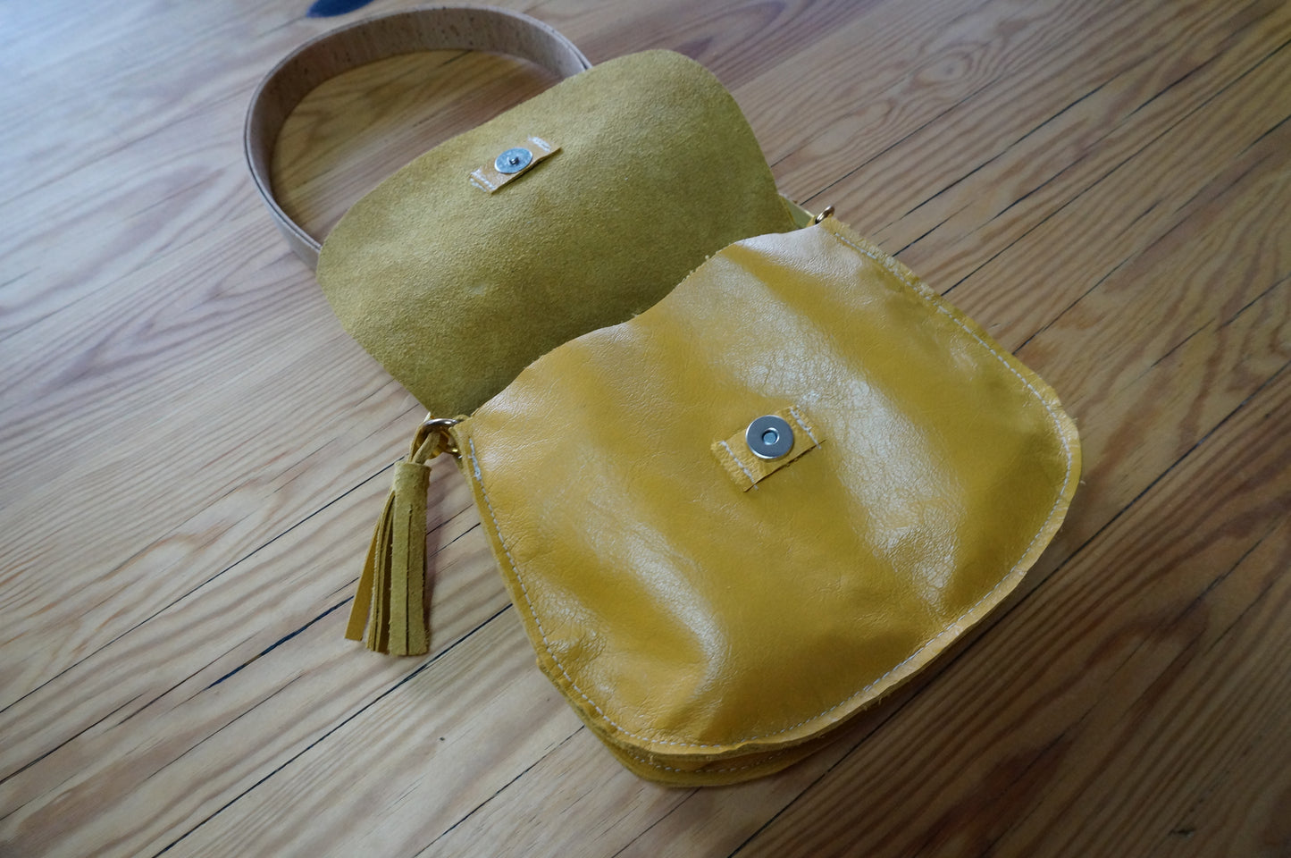 Kleine Saddle Bag, Umhängetasche aus Leder mit Fransen