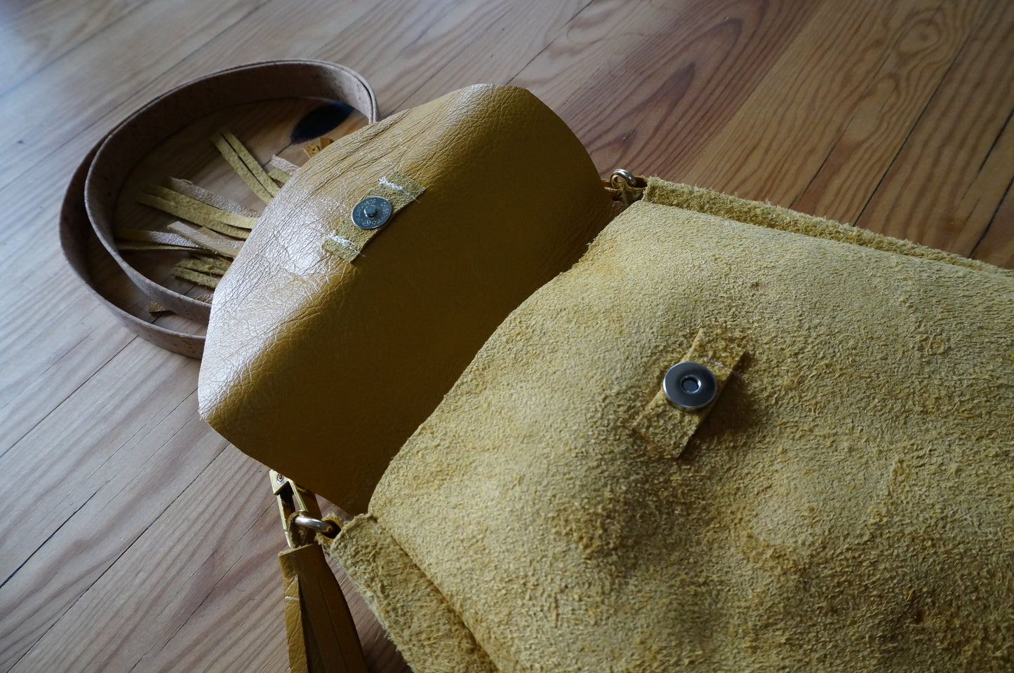Große Saddle Bag, Umhängetasche aus Leder mit Fransen