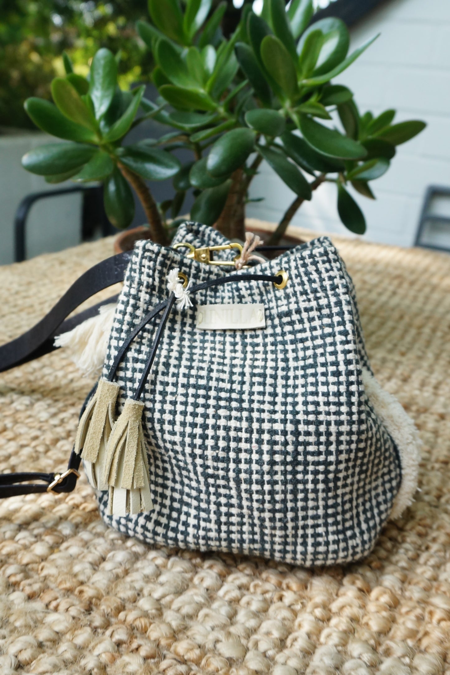 Bucket Bag aus Webstoff mit Fransen | Limited Edition