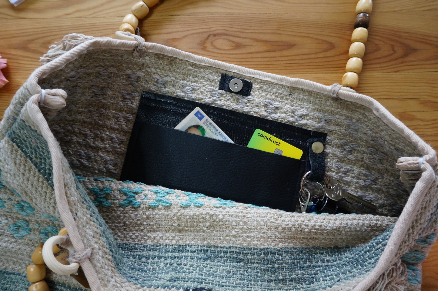 Shopper, Schultertasche aus Webstoff mit Holzperlen