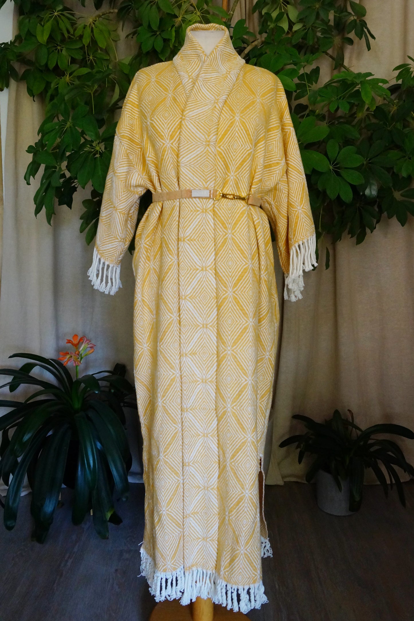 langer Kimono, weiß gelb gemoetrisches Muster, Loungewear, Unikat