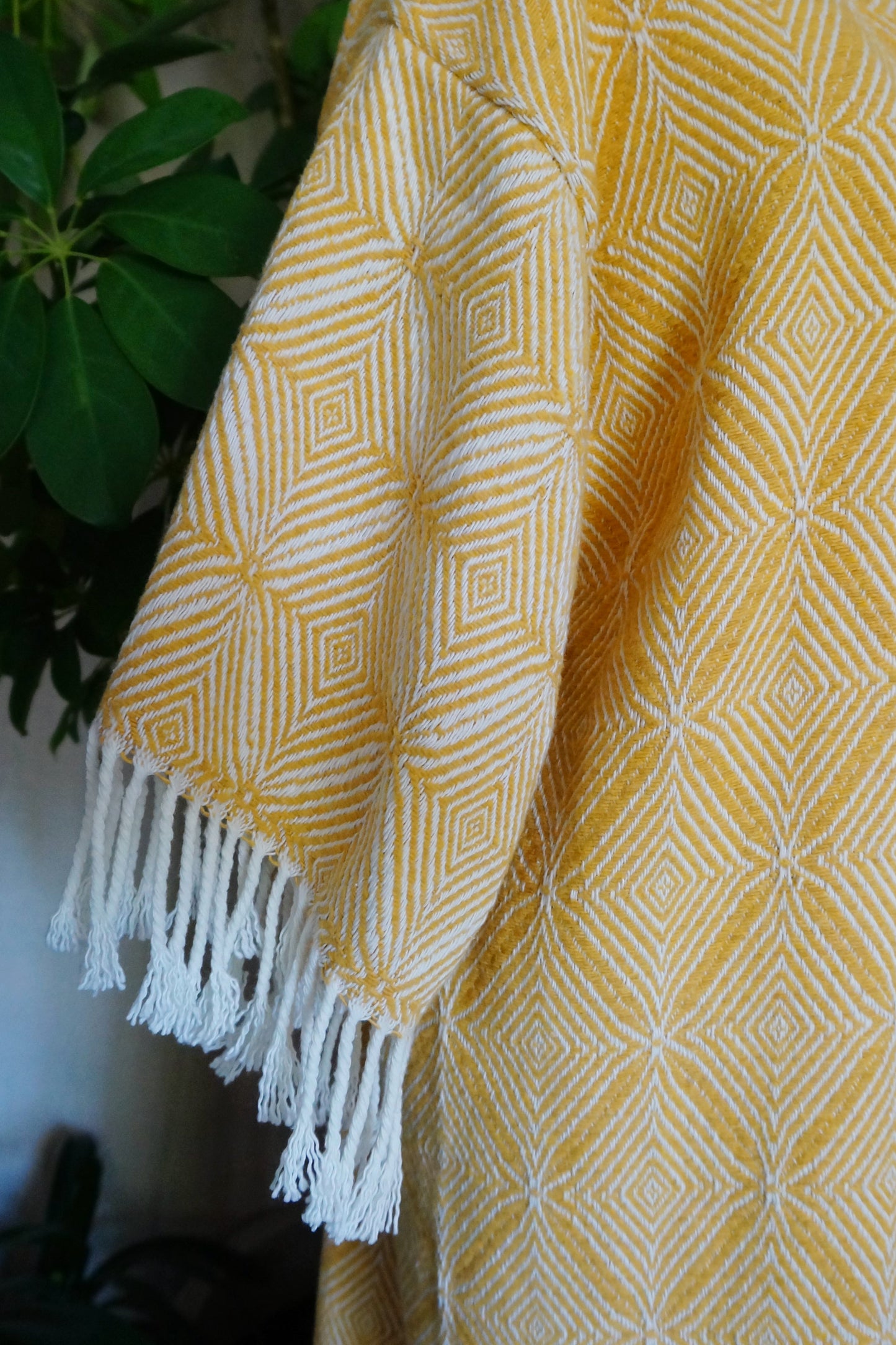 langer Kimono, weiß gelb gemoetrisches Muster, Loungewear, Unikat