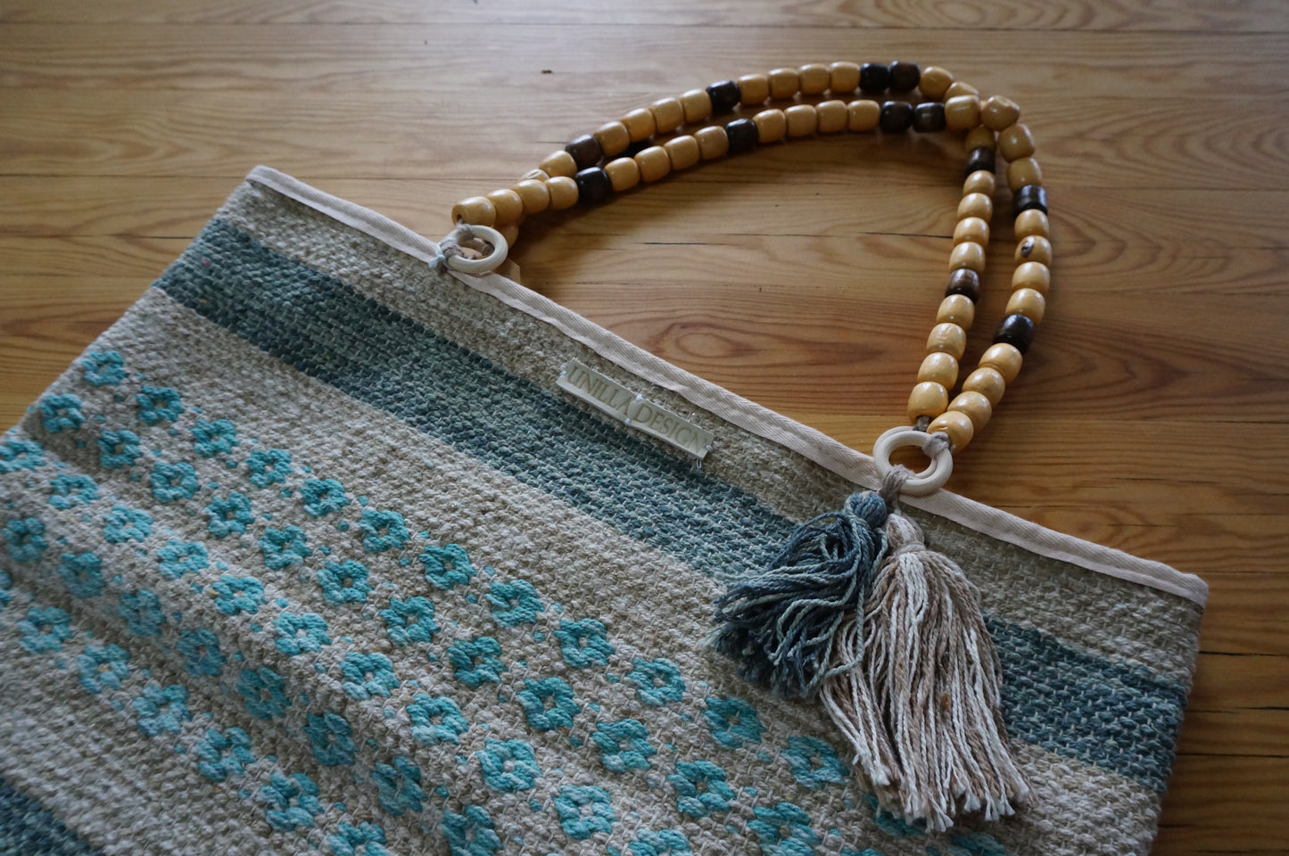Shopper, Schultertasche aus Webstoff mit Holzperlen