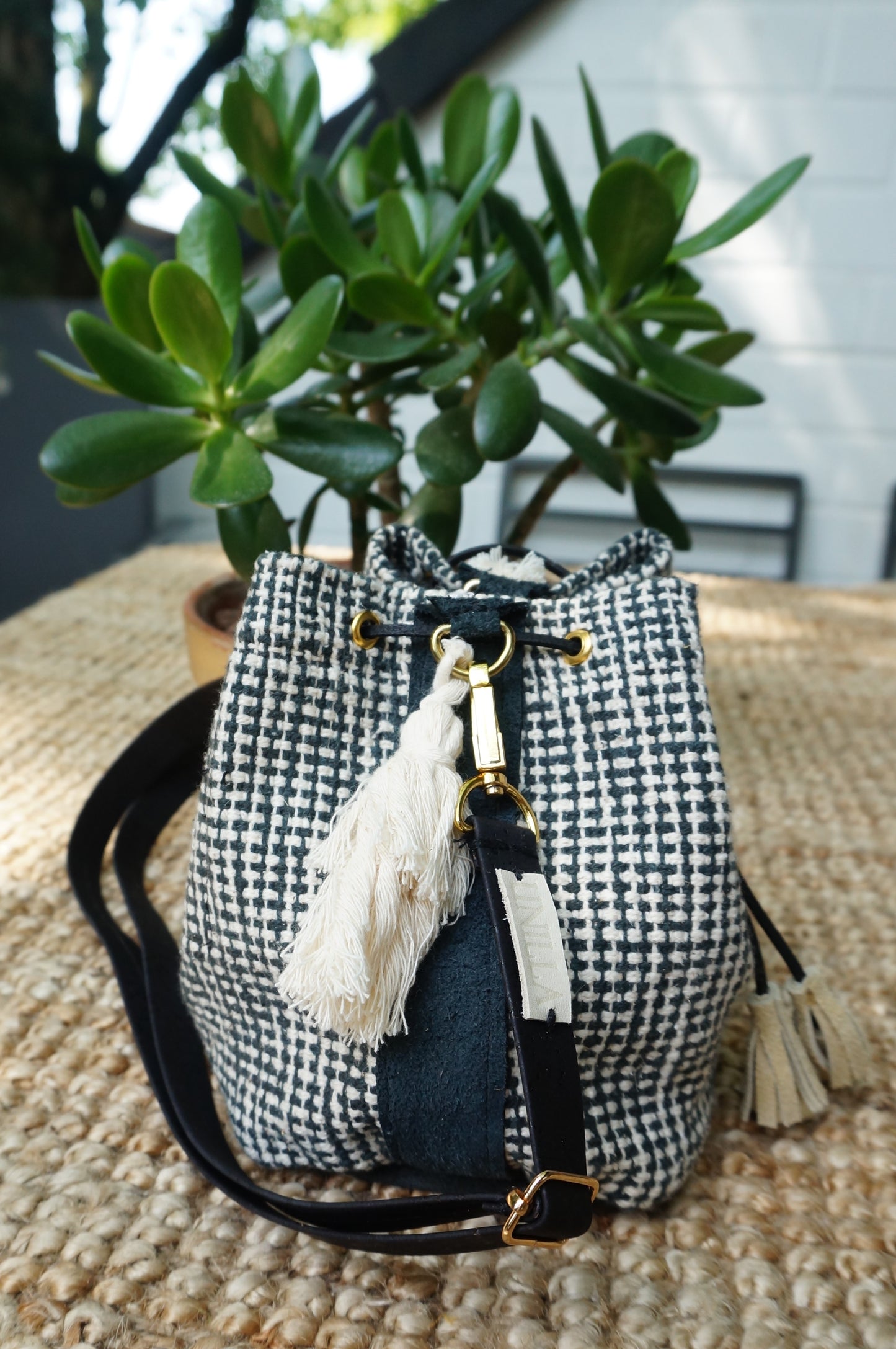 Bucket Bag aus Webstoff mit Fransen | Limited Edition