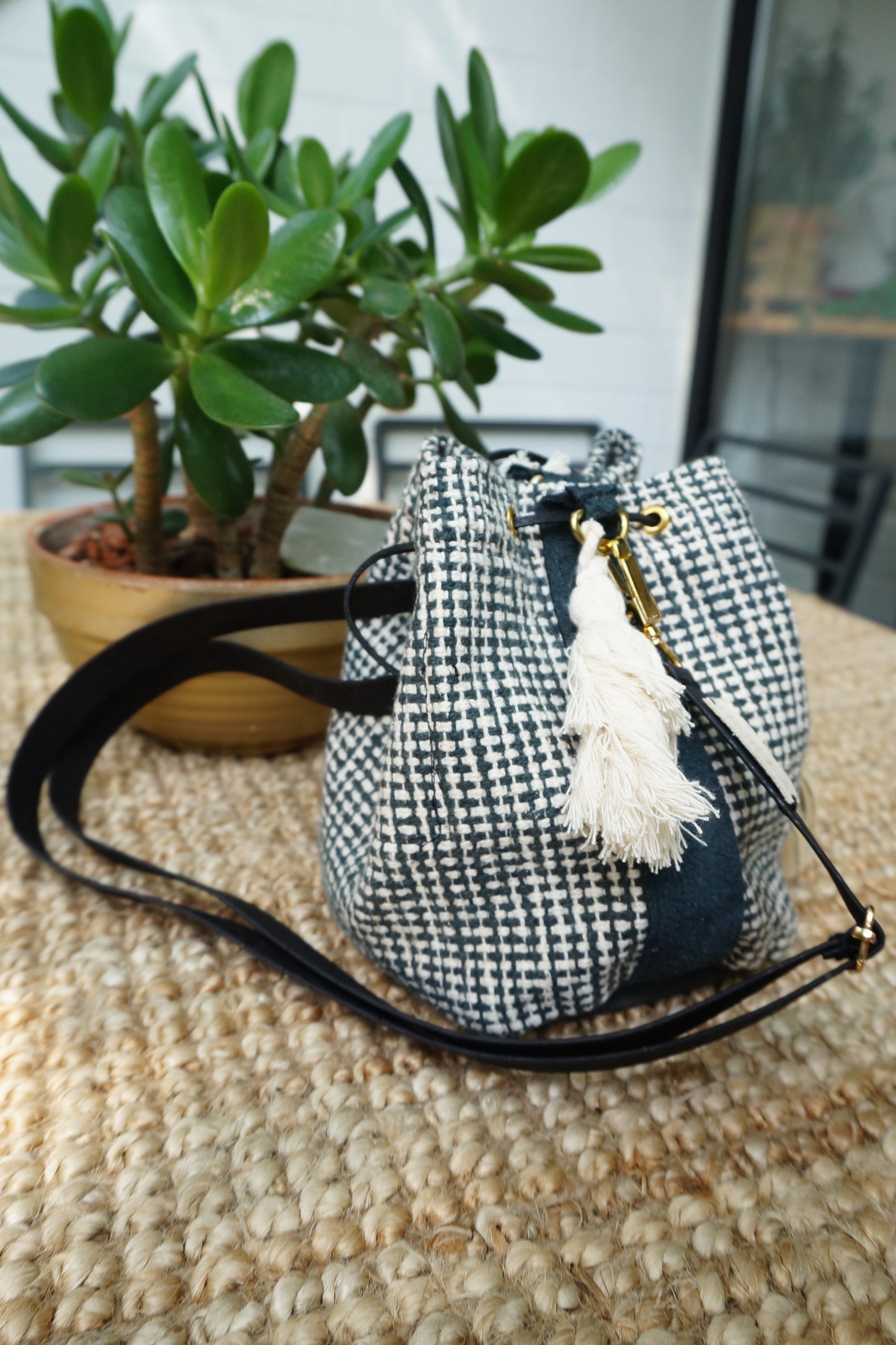 Bucket Bag aus Webstoff mit Fransen | Limited Edition
