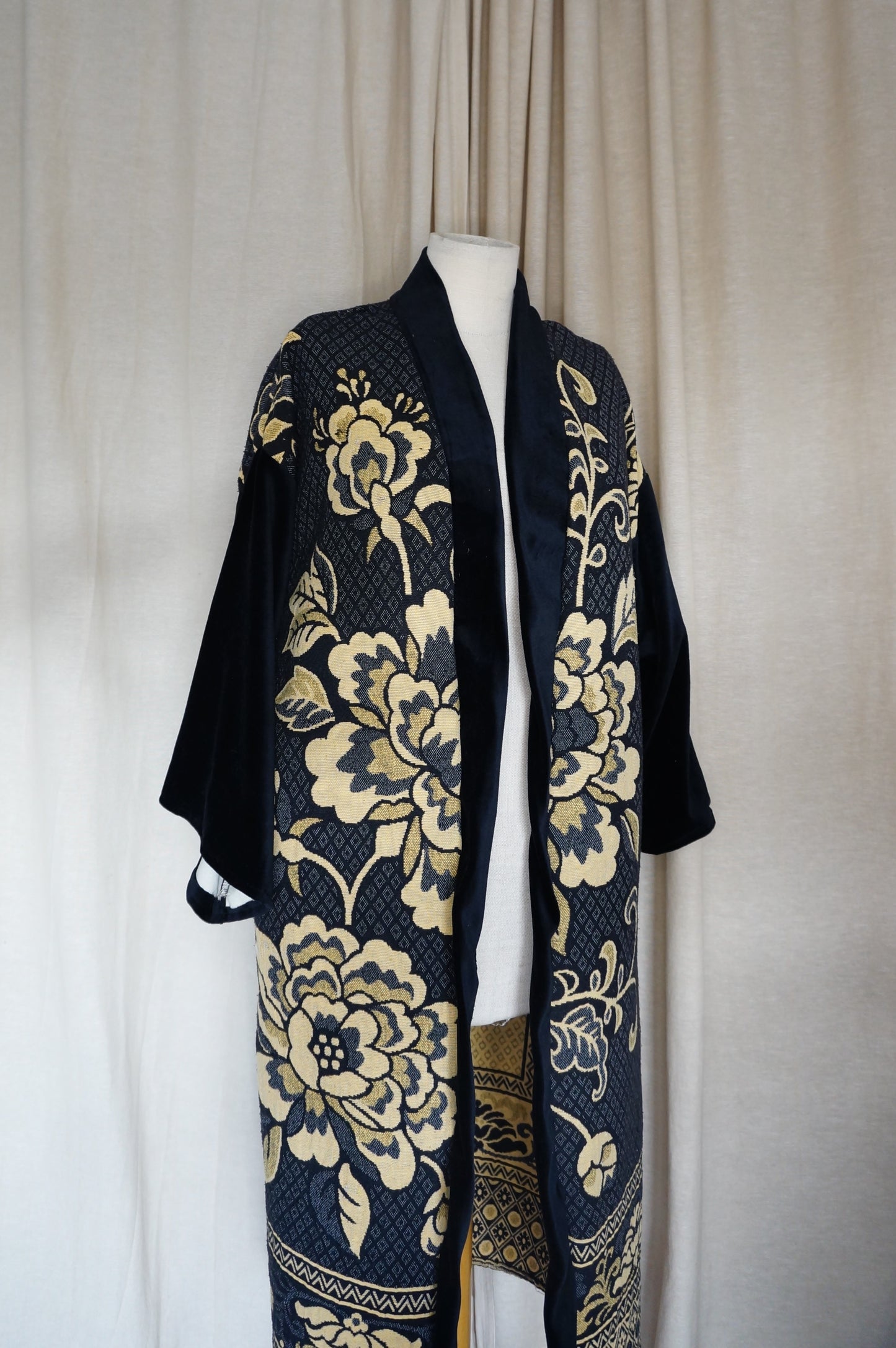 Langer Kimono – Schwarz & Gold florales Muster | Unikat
