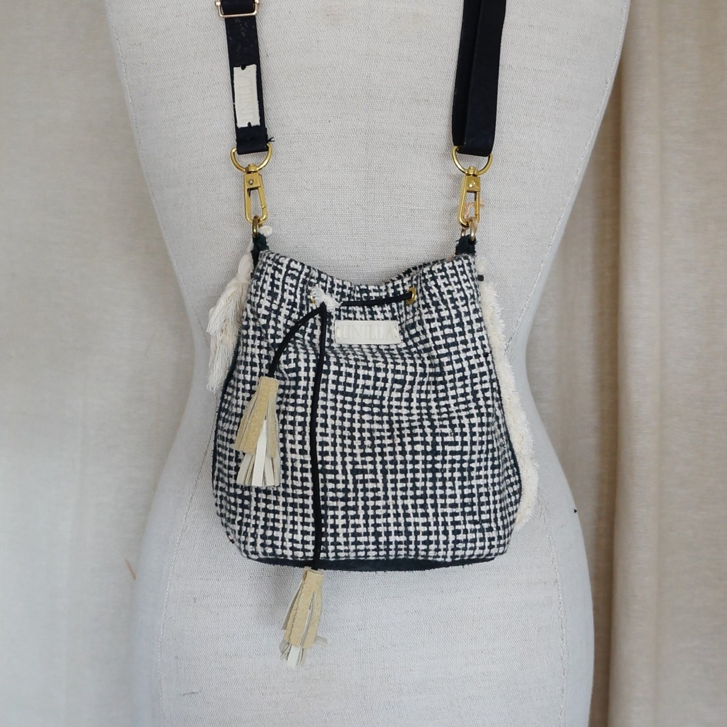 Bucket Bag aus Webstoff mit Fransen | Limited Edition