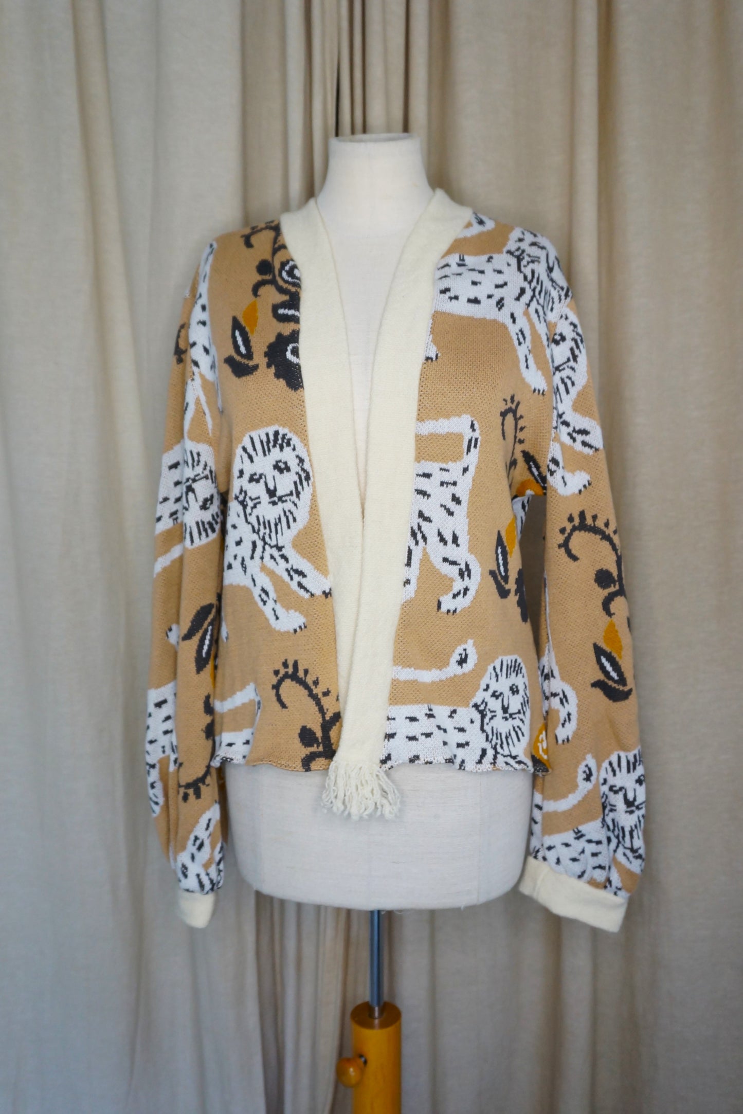 Kurzer Kimono aus Baumwolle – Beige mit Löwenmotiv | Unikat