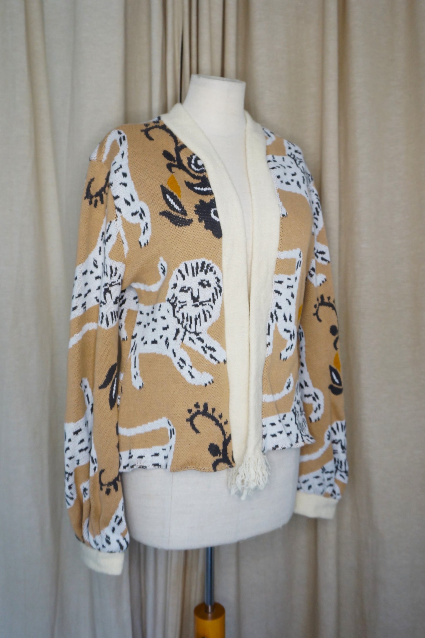 Kurzer Kimono aus Baumwolle – Beige mit Löwenmotiv | Unikat