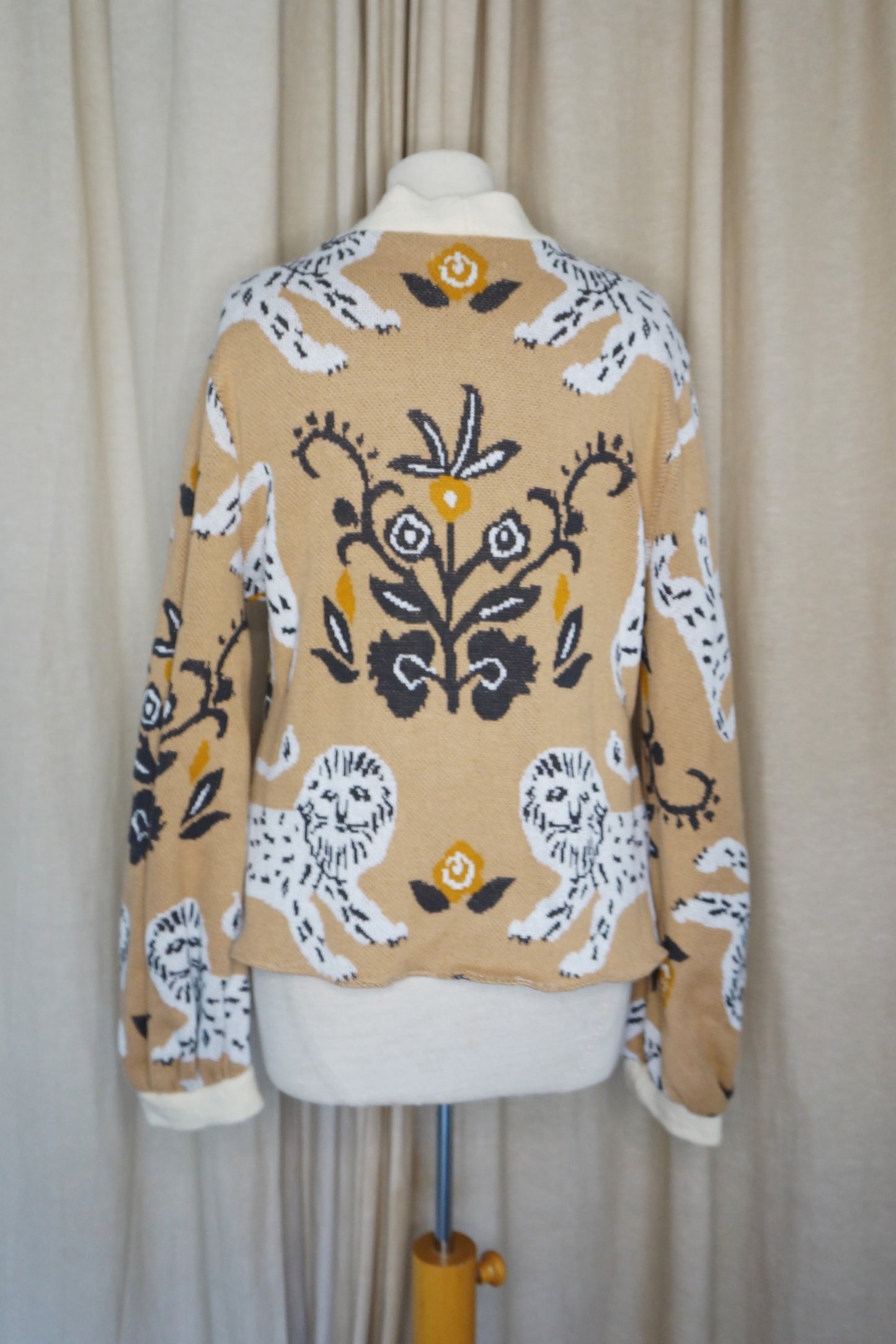 Kurzer Kimono aus Baumwolle – Beige mit Löwenmotiv | Unikat