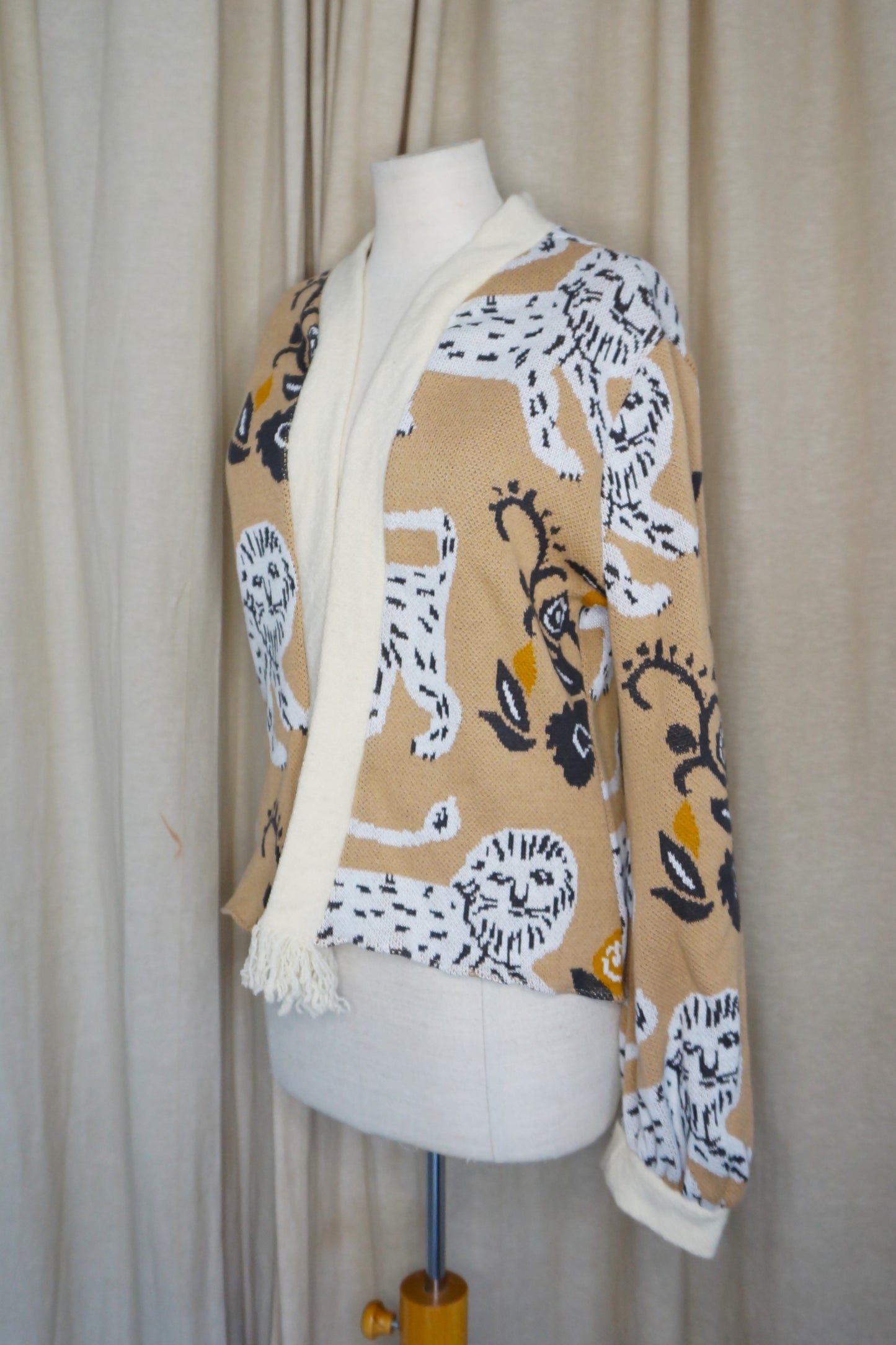 Kurzer Kimono aus Baumwolle – Beige mit Löwenmotiv | Unikat