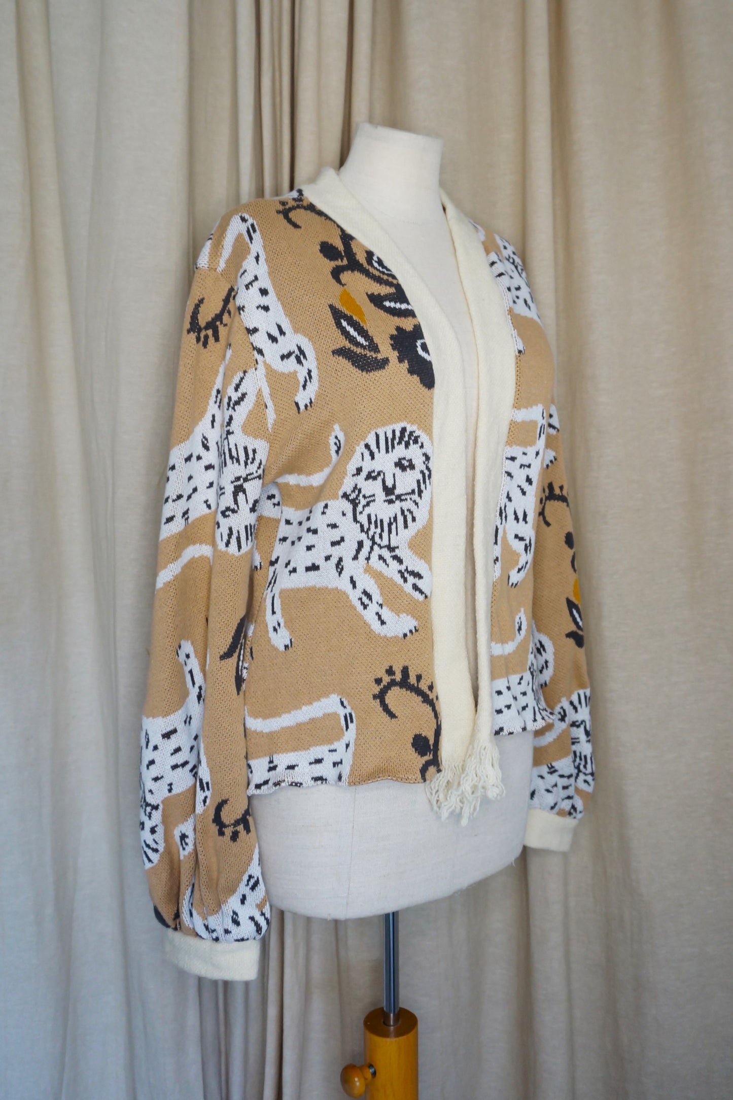 Kurzer Kimono aus Baumwolle – Beige mit Löwenmotiv | Unikat