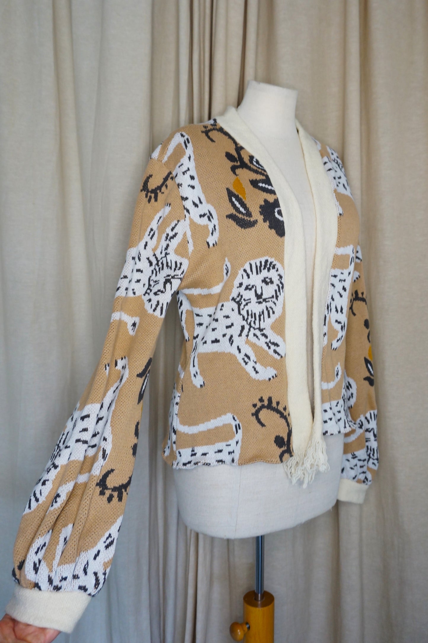 Kurzer Kimono aus Baumwolle – Beige mit Löwenmotiv | Unikat