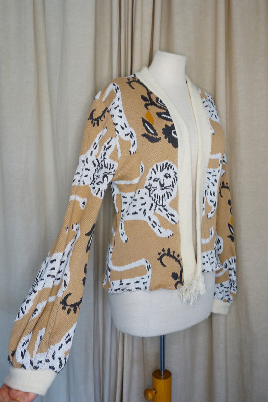 Kurzer Kimono aus Baumwolle – Beige mit Löwenmotiv | Unikat