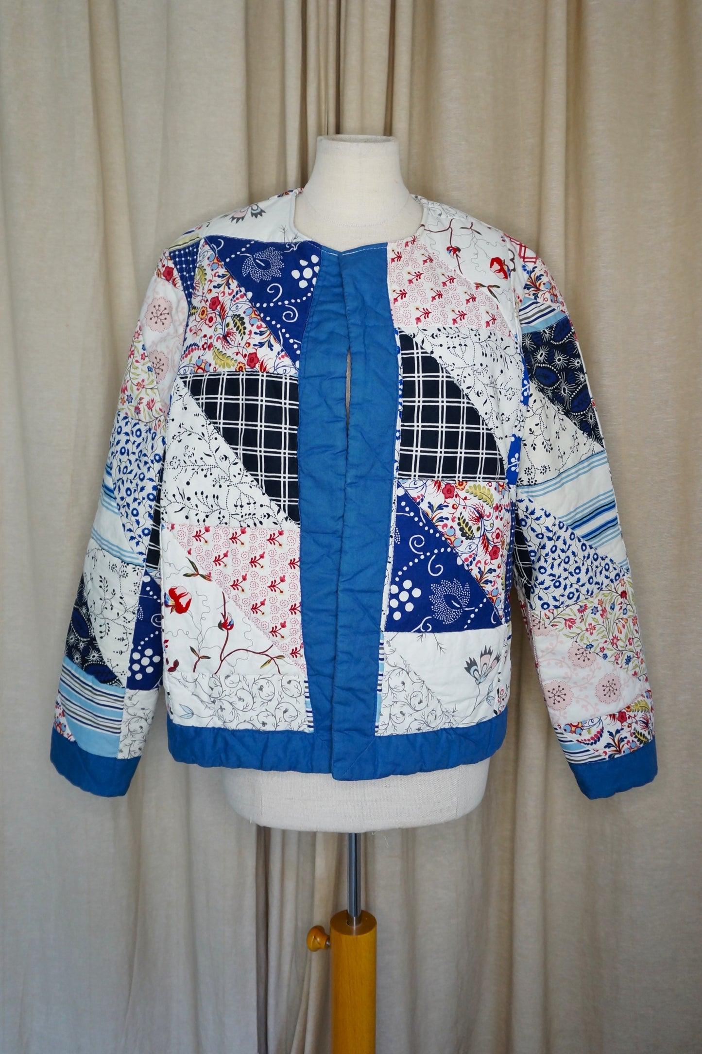 Kurze, kastige Jacke aus Baumwolle – Patchwork in Blau & Weiß mit floralem Muster | Unikat