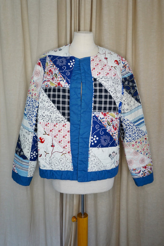 Kurze, kastige Jacke aus Baumwolle – Patchwork in Blau & Weiß mit floralem Muster | Unikat