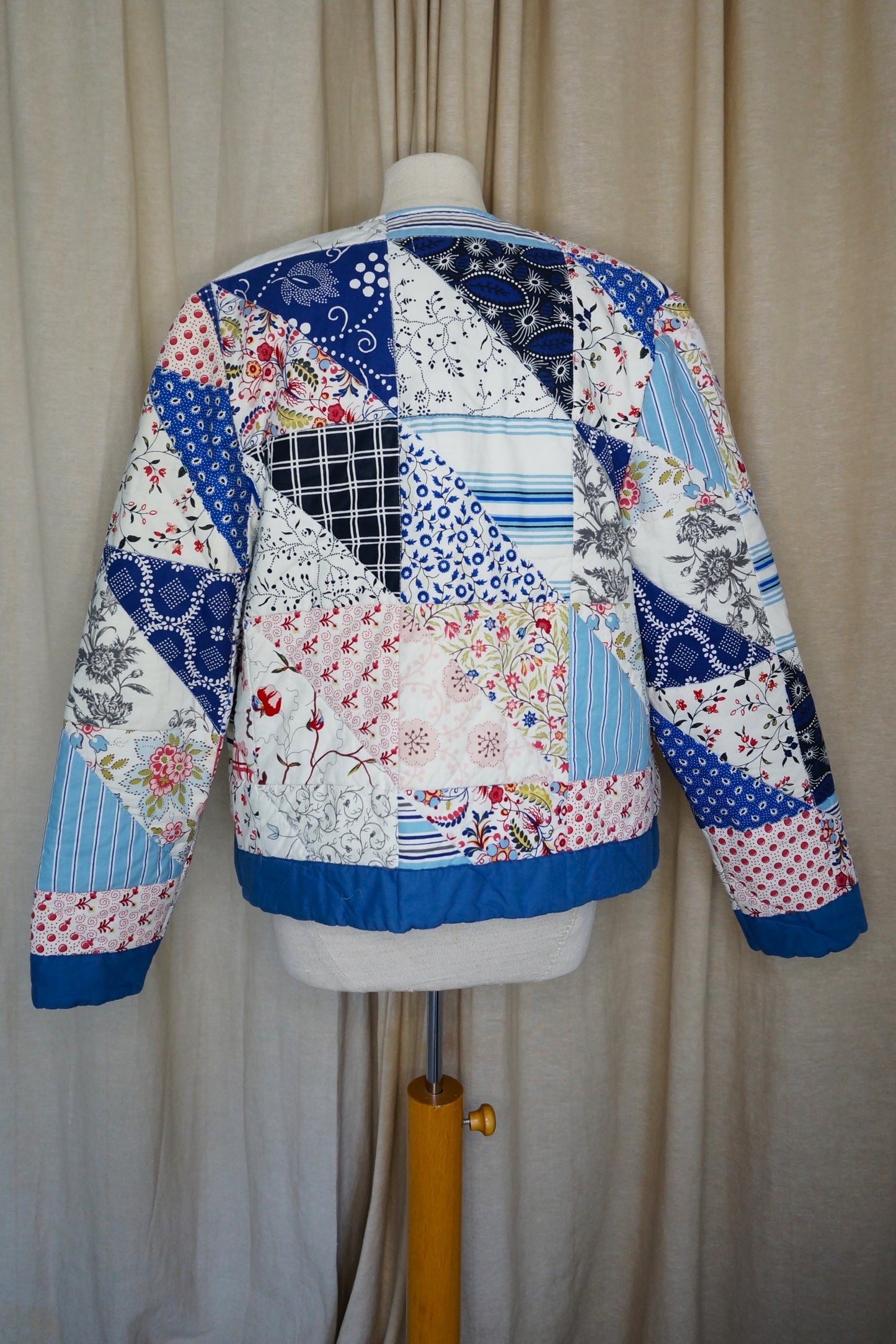 Kurze, kastige Jacke aus Baumwolle – Patchwork in Blau & Weiß mit floralem Muster | Unikat