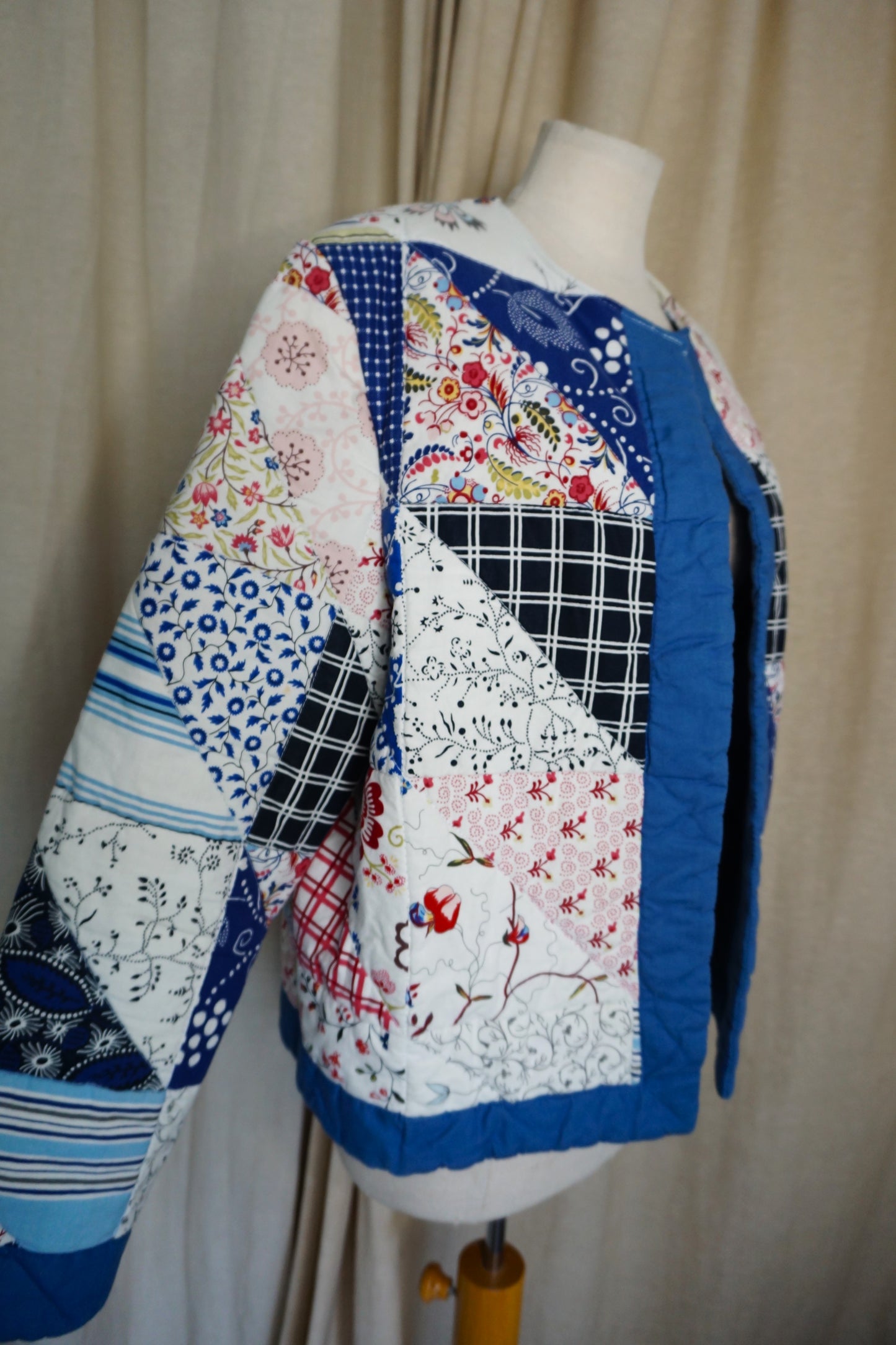 Kurze, kastige Jacke aus Baumwolle – Patchwork in Blau & Weiß mit floralem Muster | Unikat