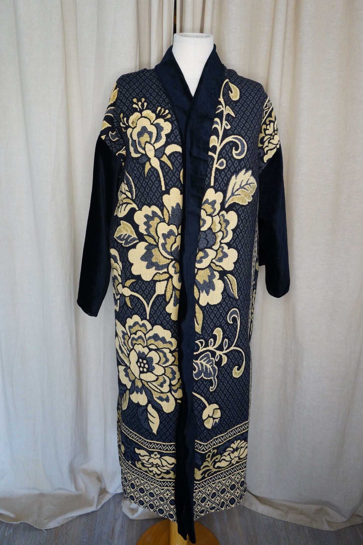 Langer Kimono – Schwarz & Gold florales Muster | Unikat
