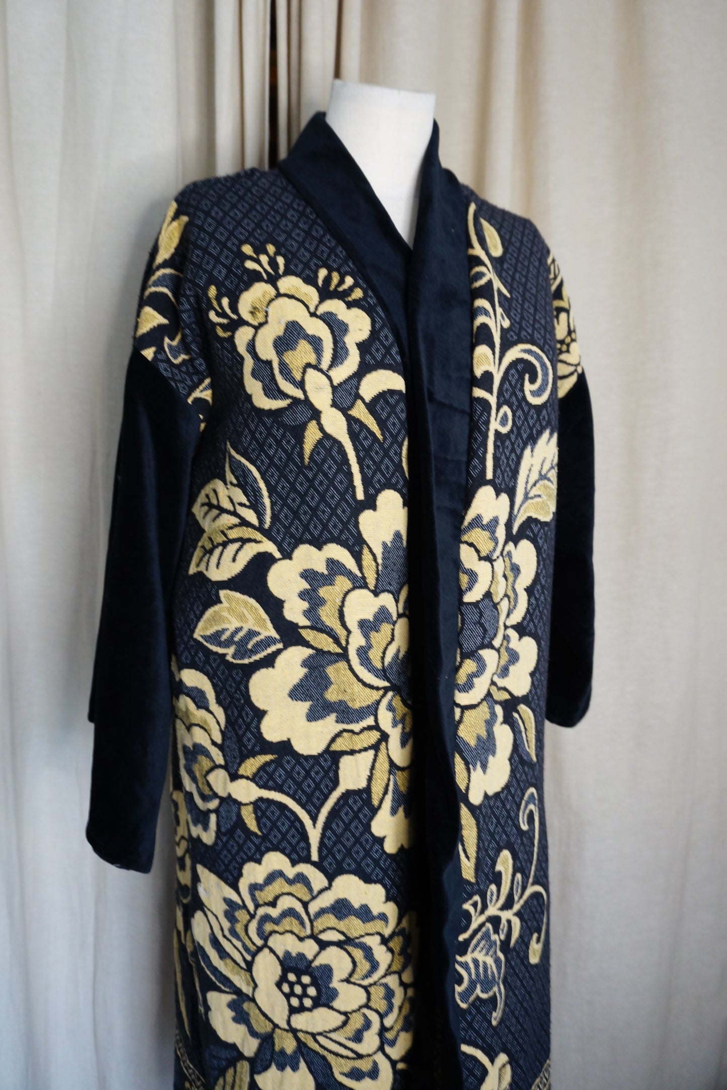 Langer Kimono – Schwarz & Gold florales Muster | Unikat