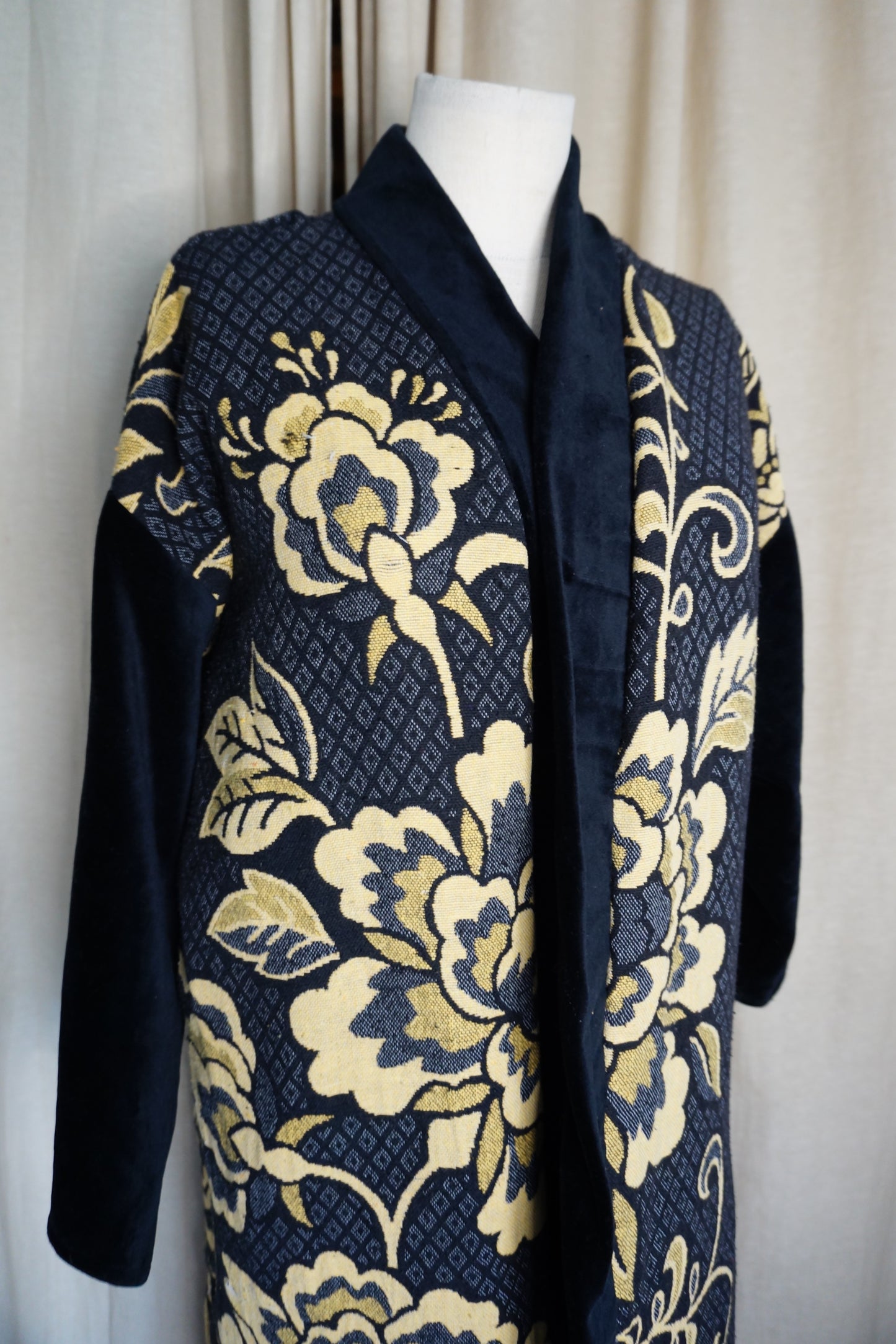 Langer Kimono – Schwarz & Gold florales Muster | Unikat
