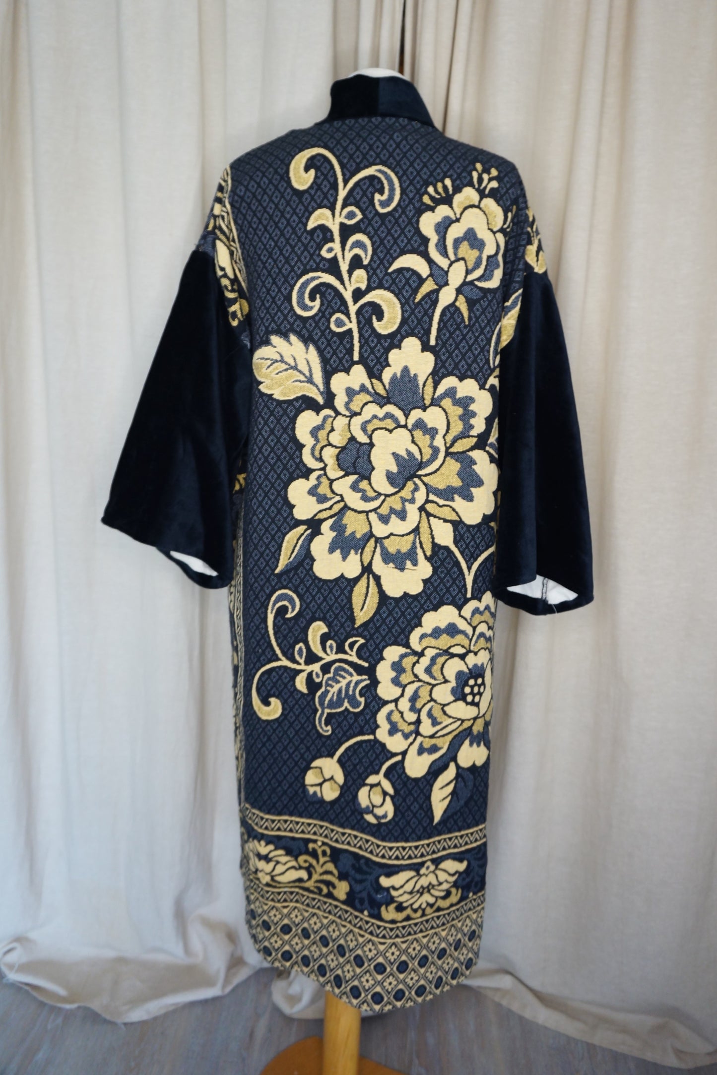 Langer Kimono – Schwarz & Gold florales Muster | Unikat