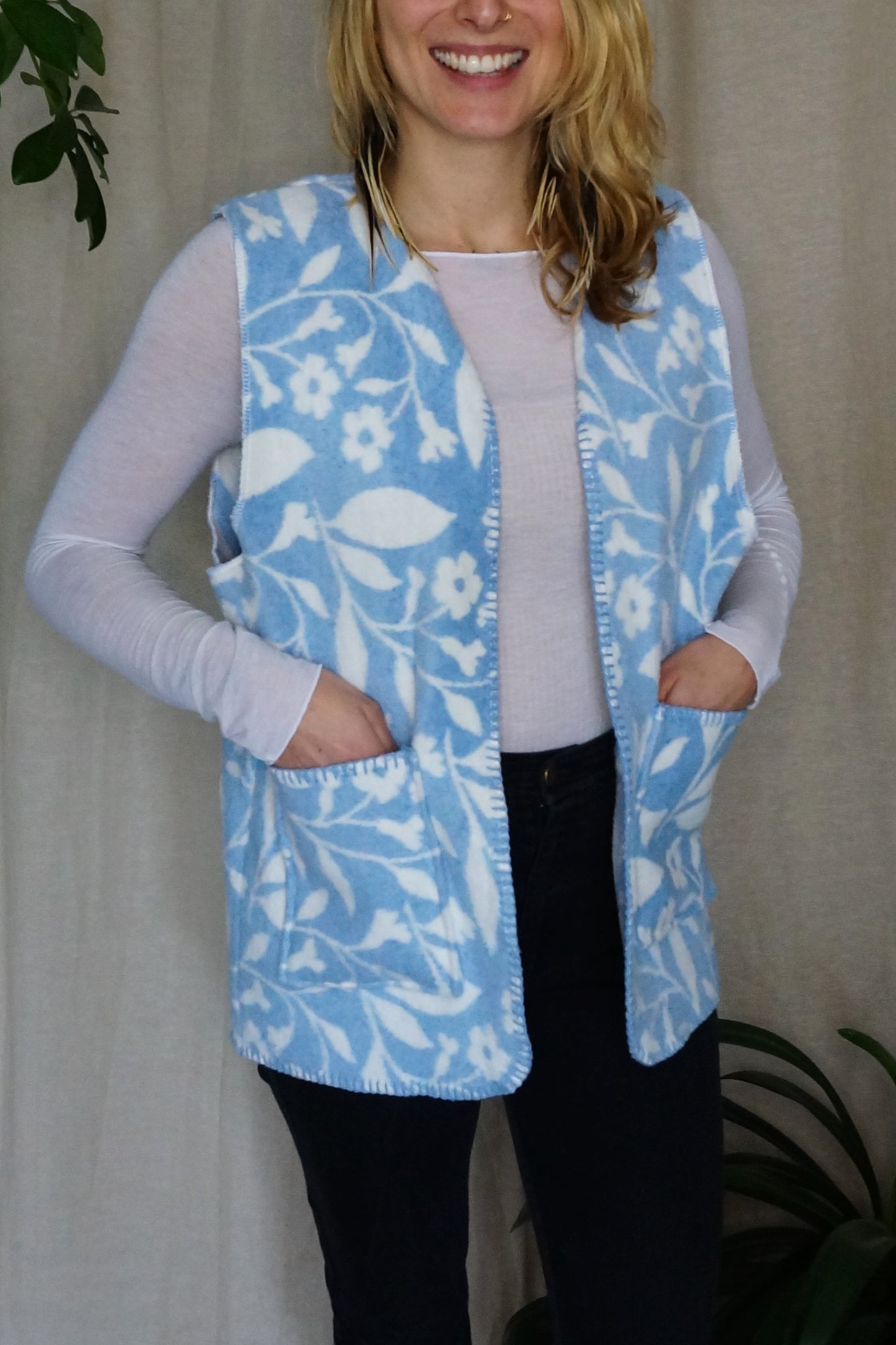 Breite Weste, blau weiß Blumenmuster, S-L, Unikat