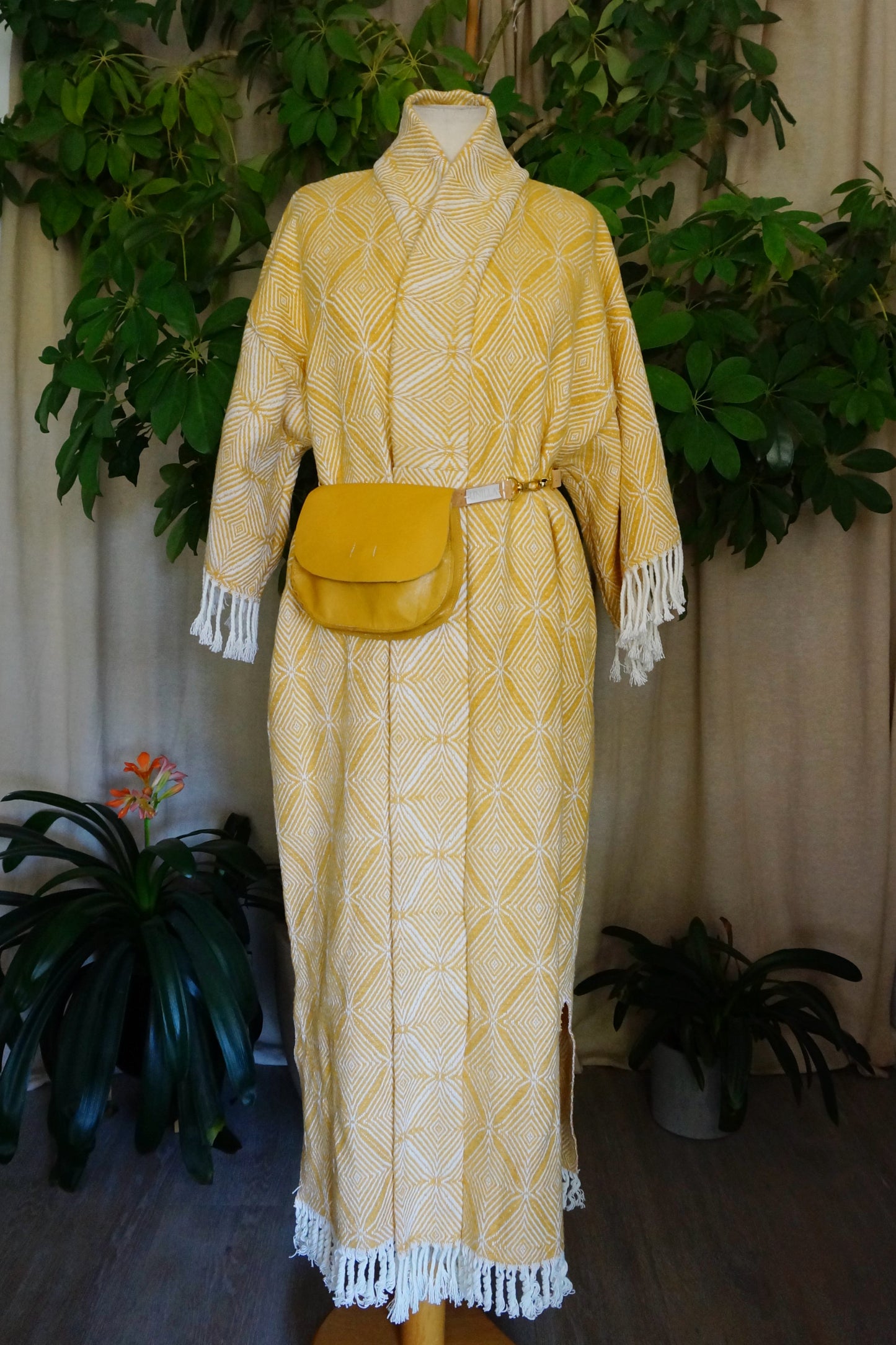 langer Kimono, weiß gelb gemoetrisches Muster, Loungewear, Unikat