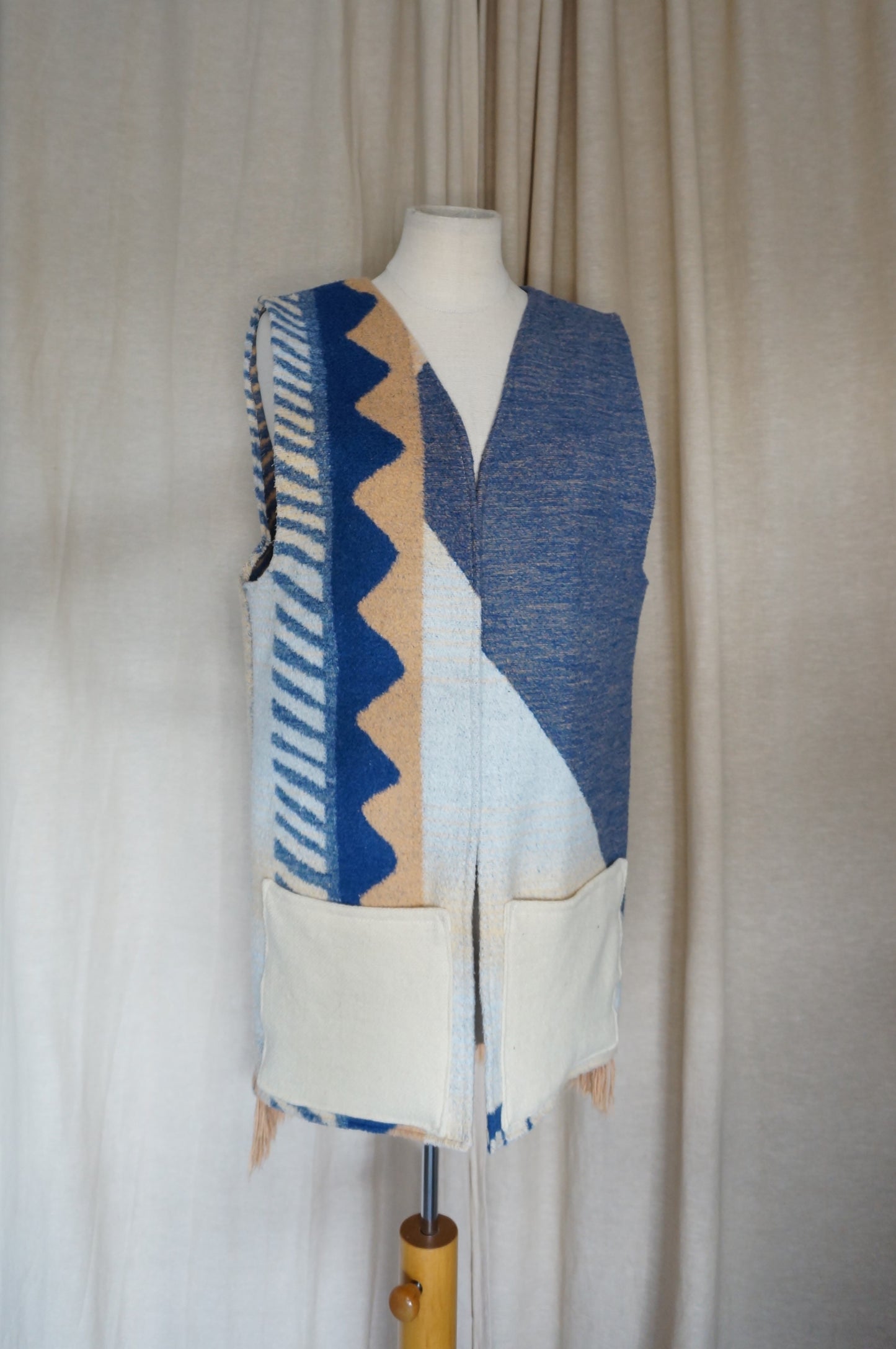 Lange, schmale Weste – Blau & Beige mit Ethnomuster | Unikat